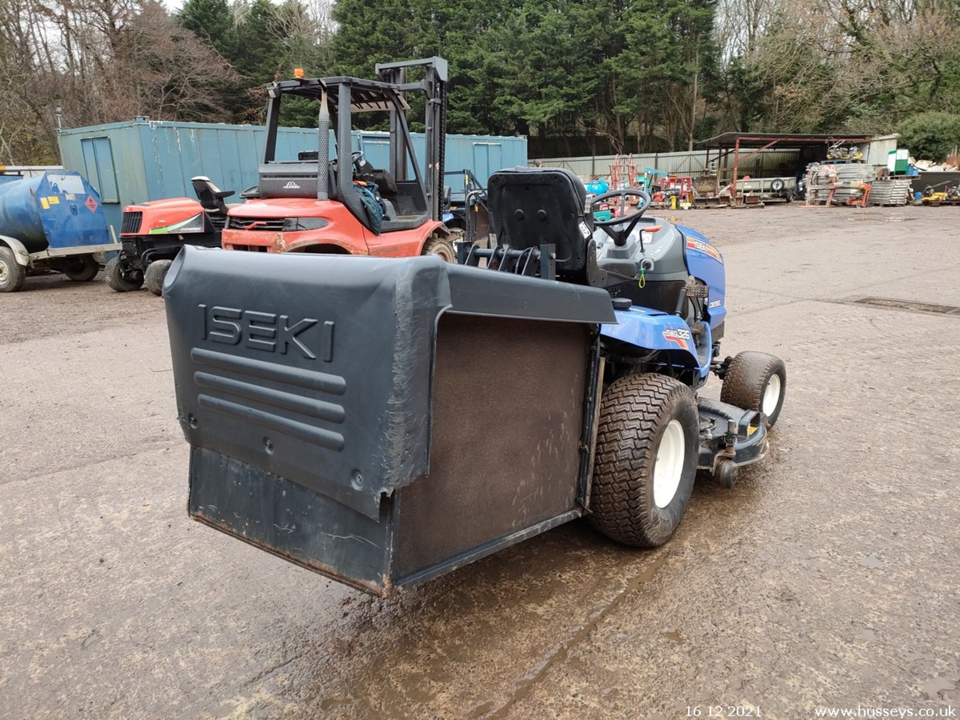 ISEKI SXG326 DIESEL RIDE ON MOWER 2014 C/W COLLECTOR 865HRS - Image 6 of 10