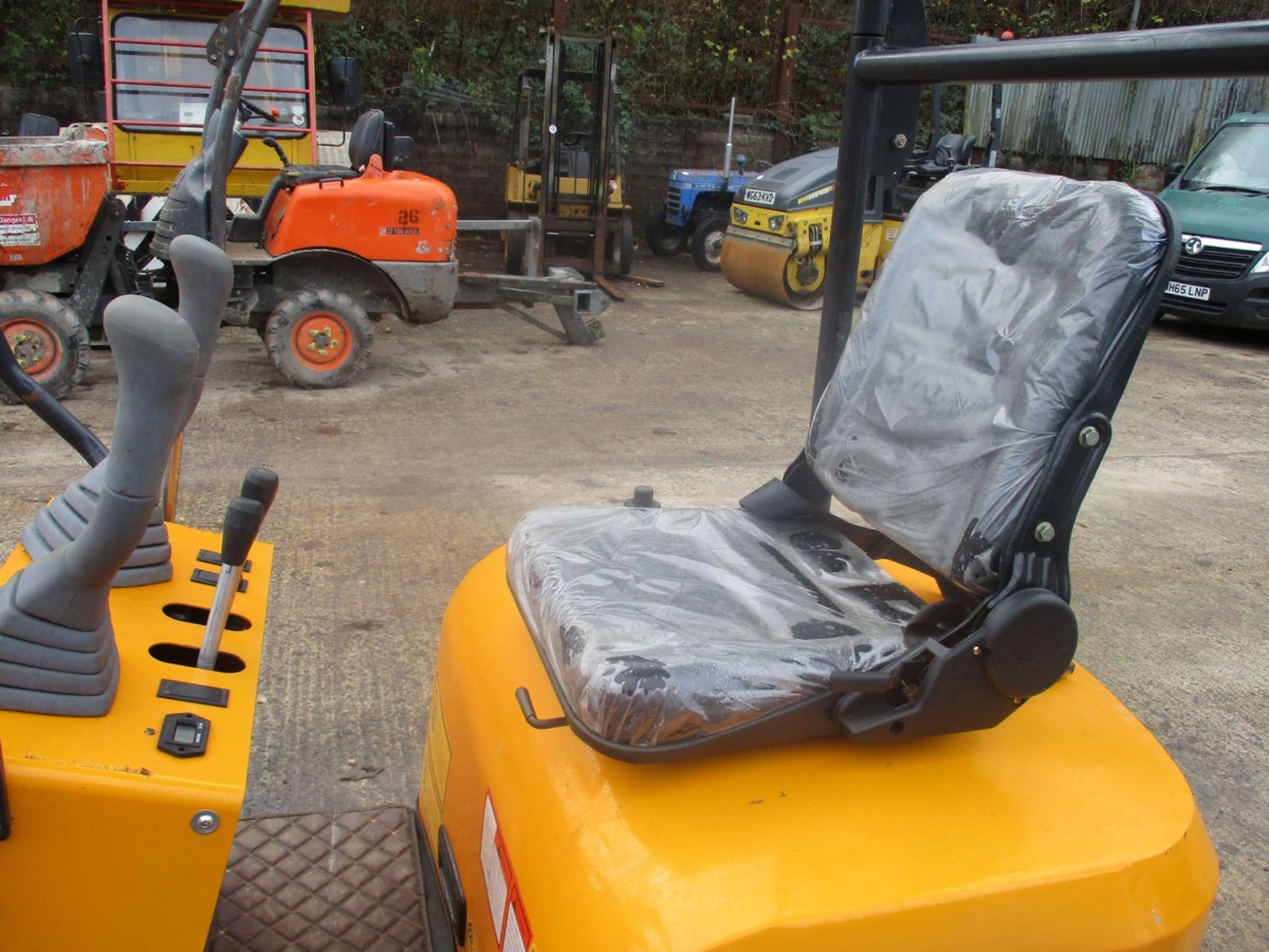 1 TON MINI DIGGER 2021 52HRS - AS NEW - C/W 1 BUCKET - Image 6 of 9