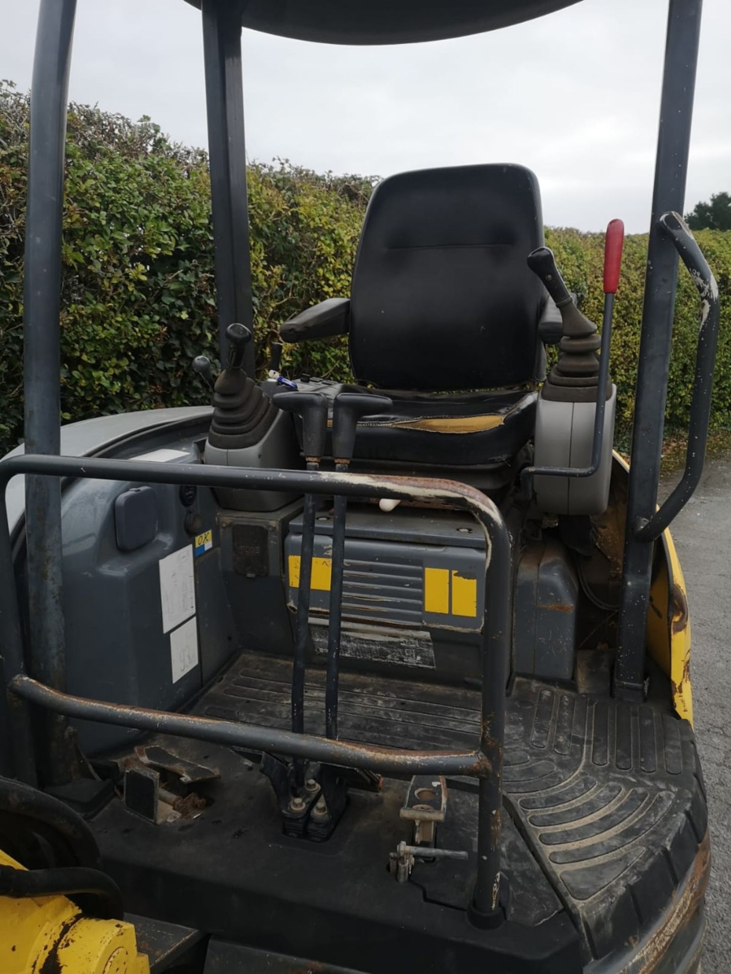 NEW HOLLAND KOBELCO E20.2 DIGGER SHOWING 3902HRS C/W WHITES MANUAL HITCH & 2 BUCKETS RTD - Image 5 of 10