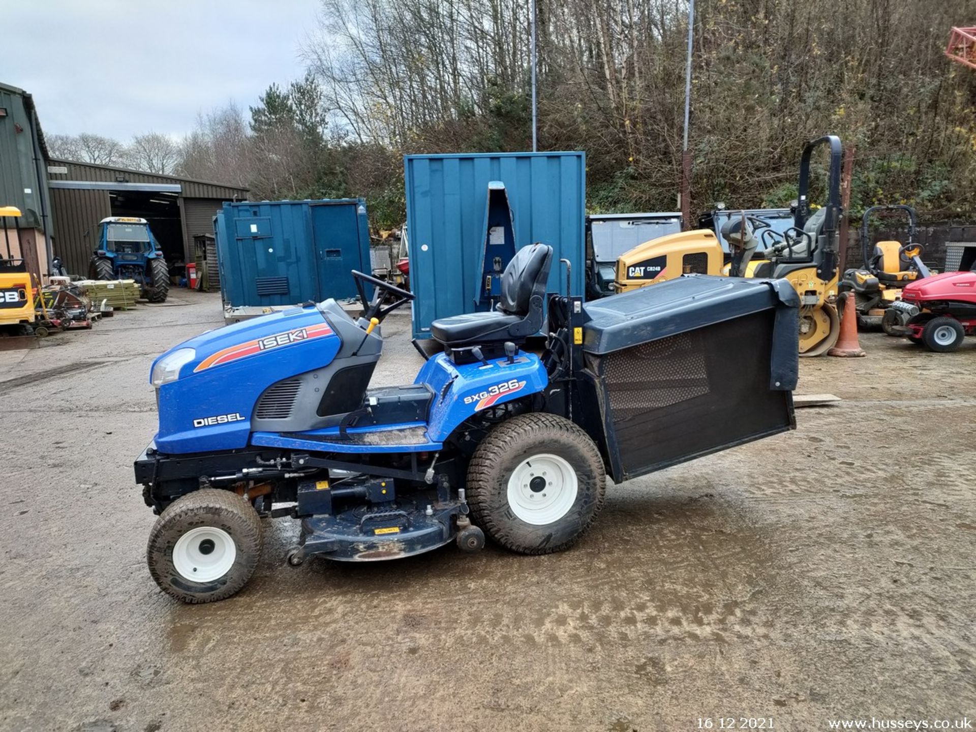 ISEKI SXG326 DIESEL RIDE ON MOWER 2014 C/W COLLECTOR 865HRS - Image 3 of 10