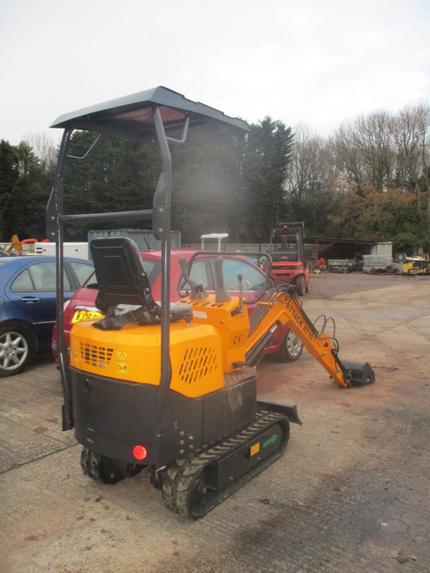 1 TON MINI DIGGER 2021 52HRS - AS NEW - C/W 1 BUCKET - Image 2 of 9