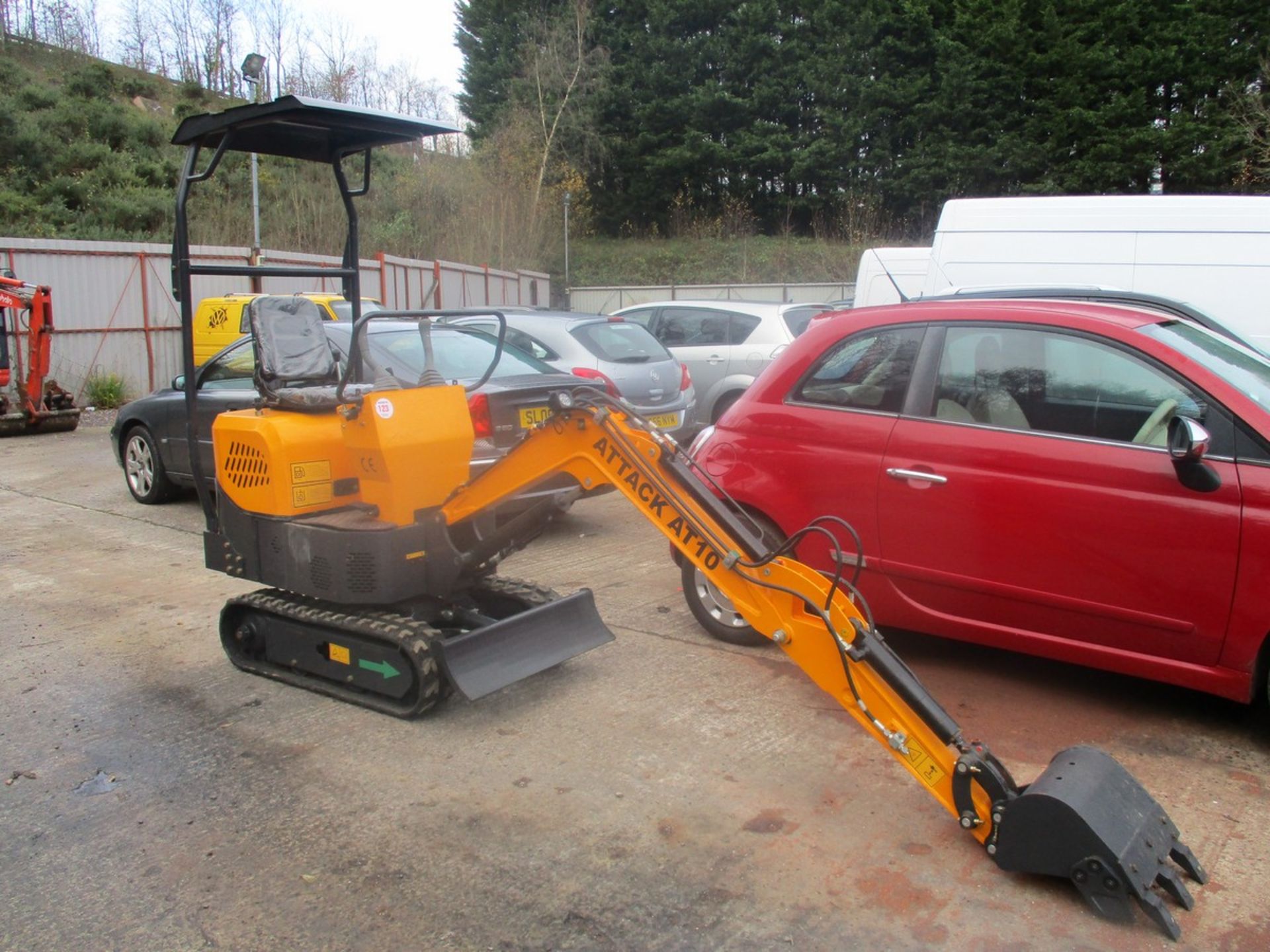 1 TON MINI DIGGER 2021 52HRS - AS NEW - C/W 1 BUCKET