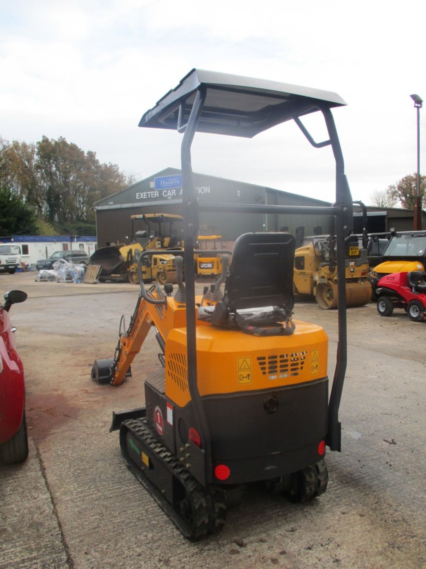 1 TON MINI DIGGER 2021 52HRS - AS NEW - C/W 1 BUCKET - Image 4 of 9