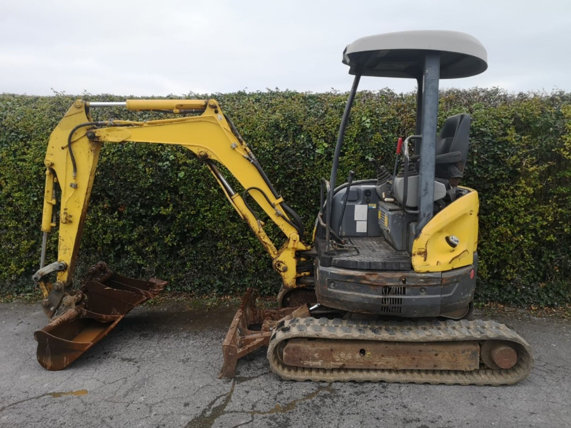 NEW HOLLAND KOBELCO E20.2 DIGGER SHOWING 3902HRS C/W WHITES MANUAL HITCH & 2 BUCKETS RTD - Image 2 of 10