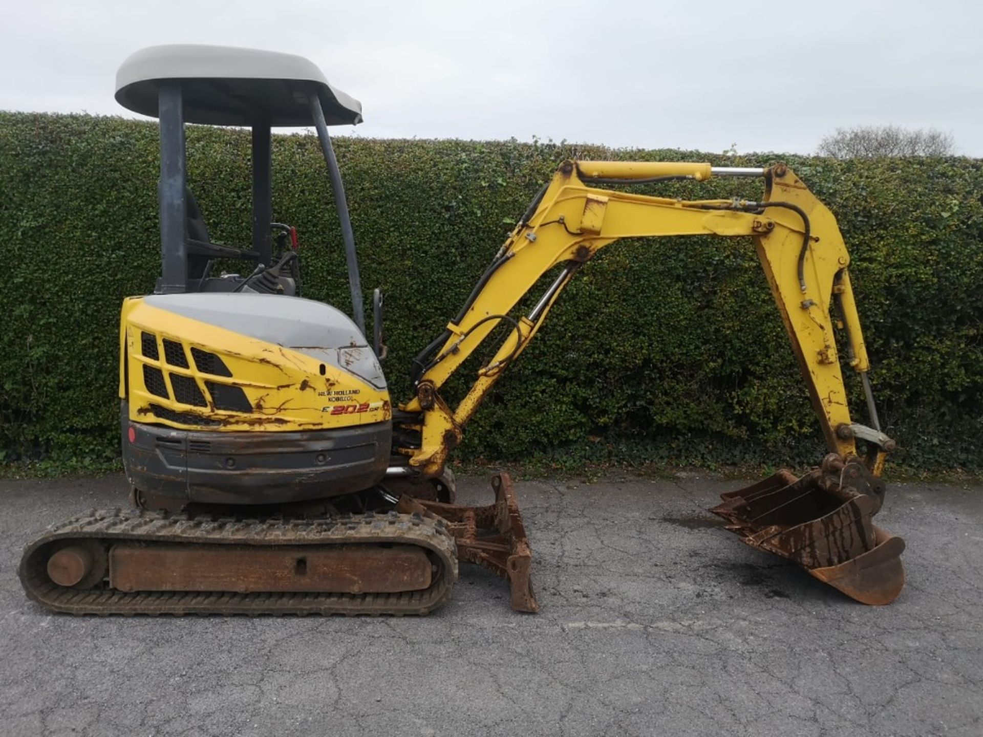 NEW HOLLAND KOBELCO E20.2 DIGGER SHOWING 3902HRS C/W WHITES MANUAL HITCH & 2 BUCKETS RTD