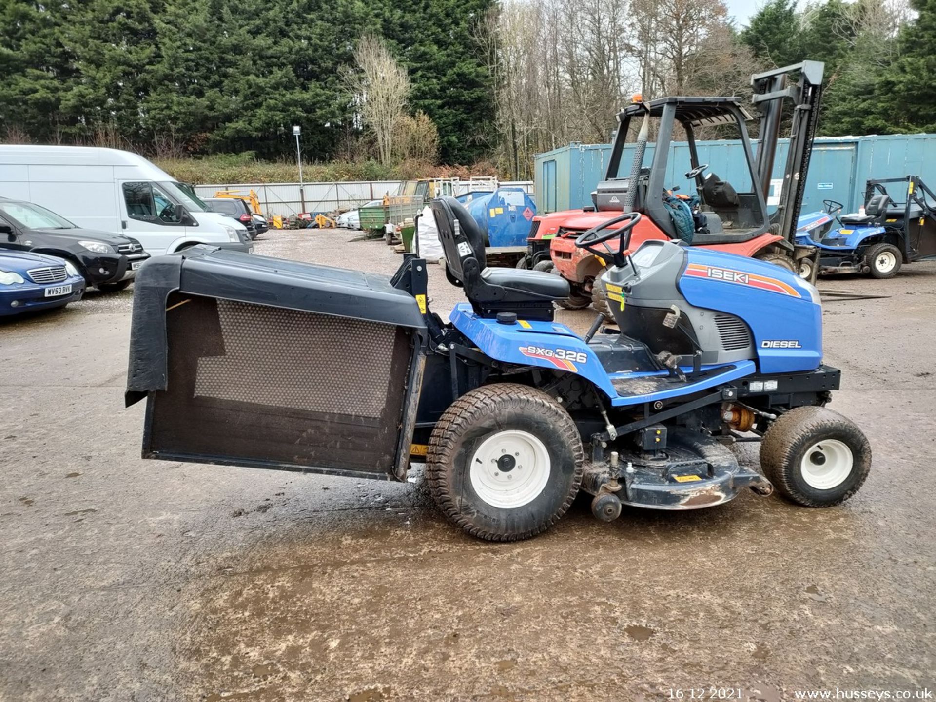 ISEKI SXG326 DIESEL RIDE ON MOWER 2014 C/W COLLECTOR 865HRS - Image 7 of 10