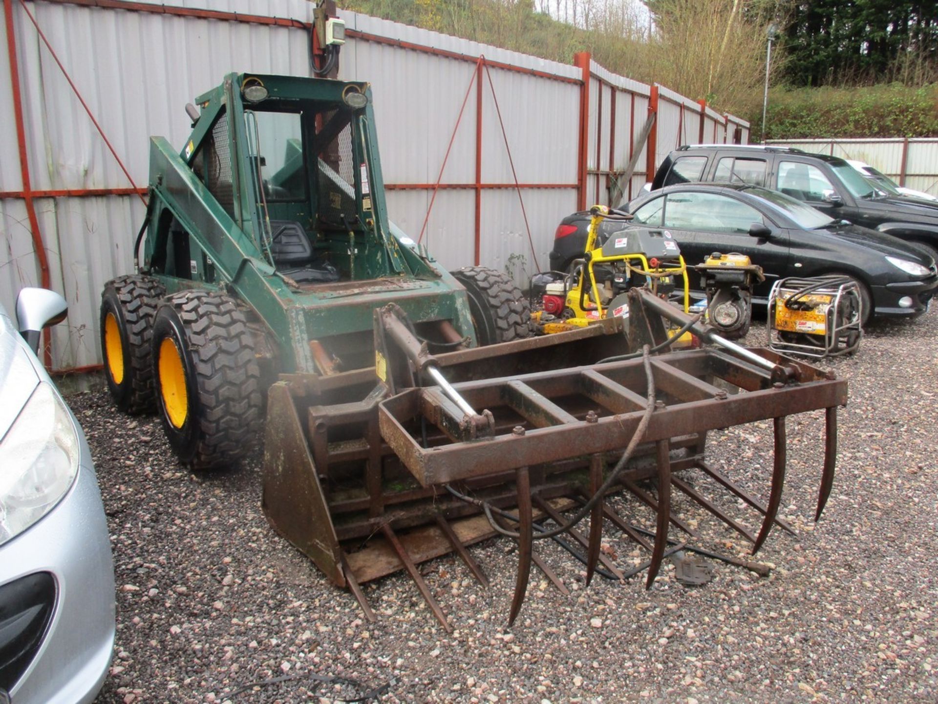 FORD SKIDSTEER C/W BUCKET & GRAB