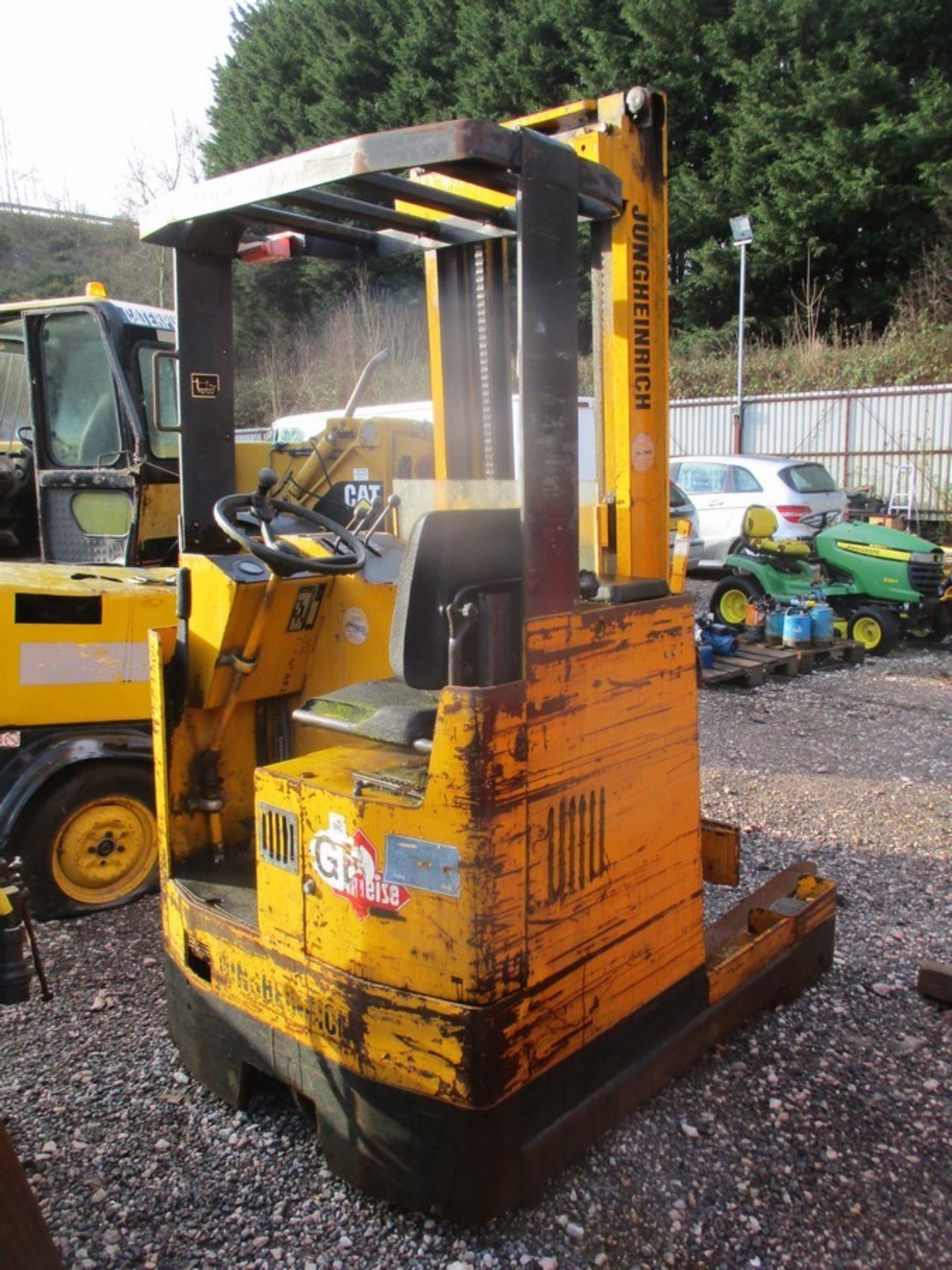 JUNGHEINRICH BATTERY FORKLIFT C/W CHARGER - Image 4 of 9