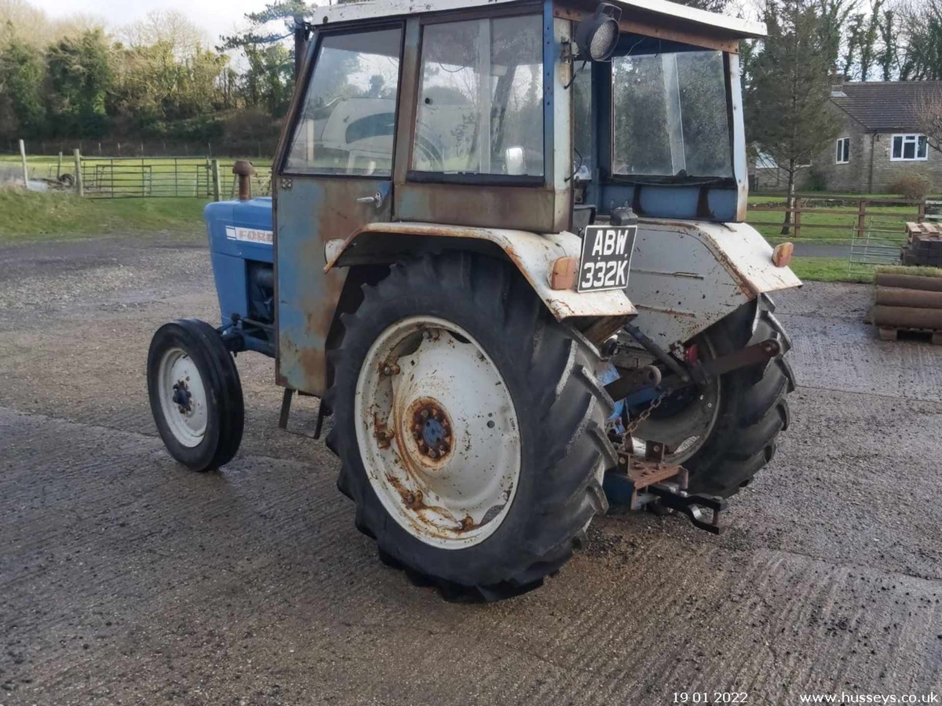 FORD 3000 CABBED 2WD TRACTOR - Image 4 of 5