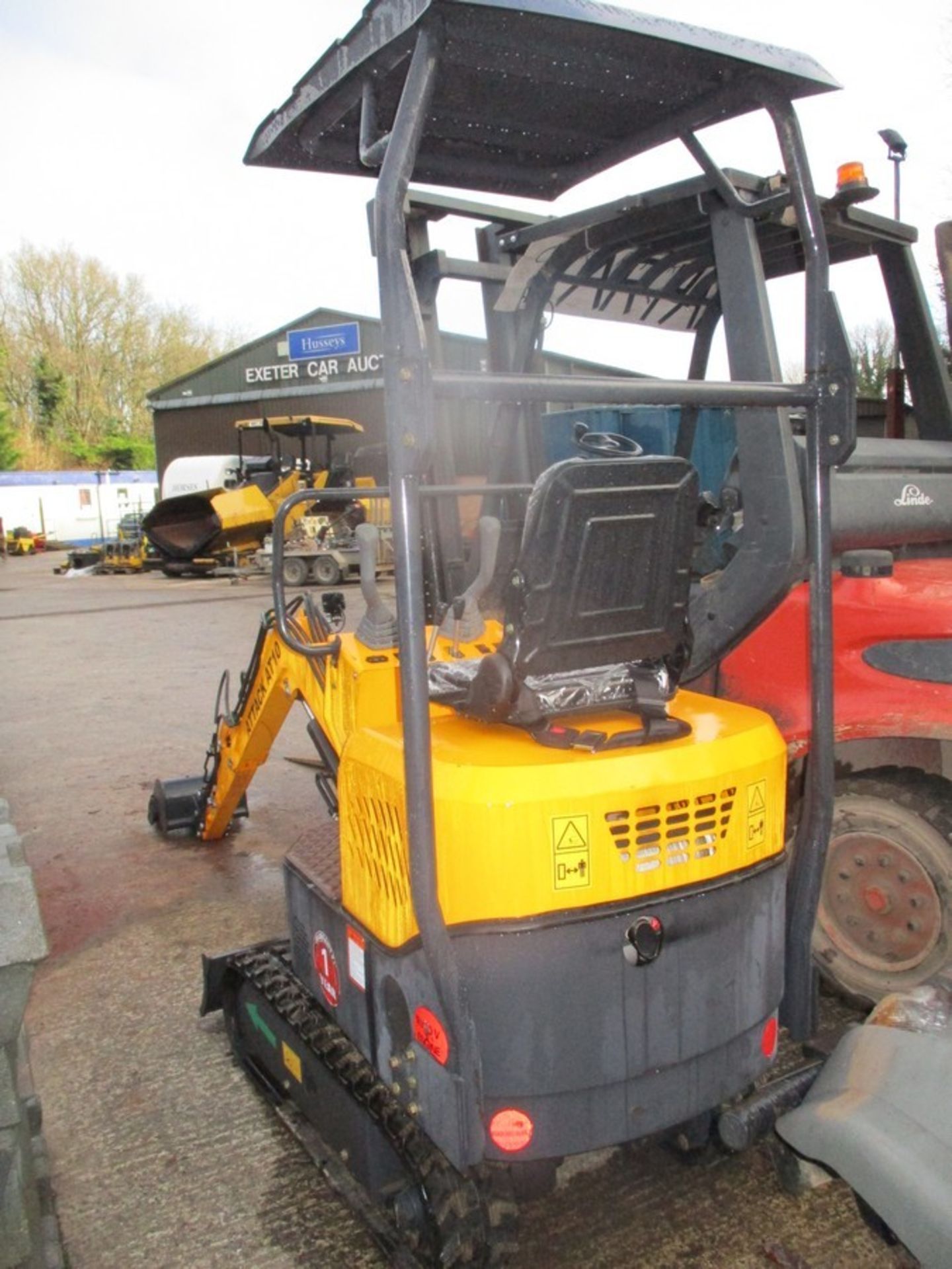 AT10 MINI DIGGER 2021 C/W 1 BUCKET 52HRS - Image 3 of 9