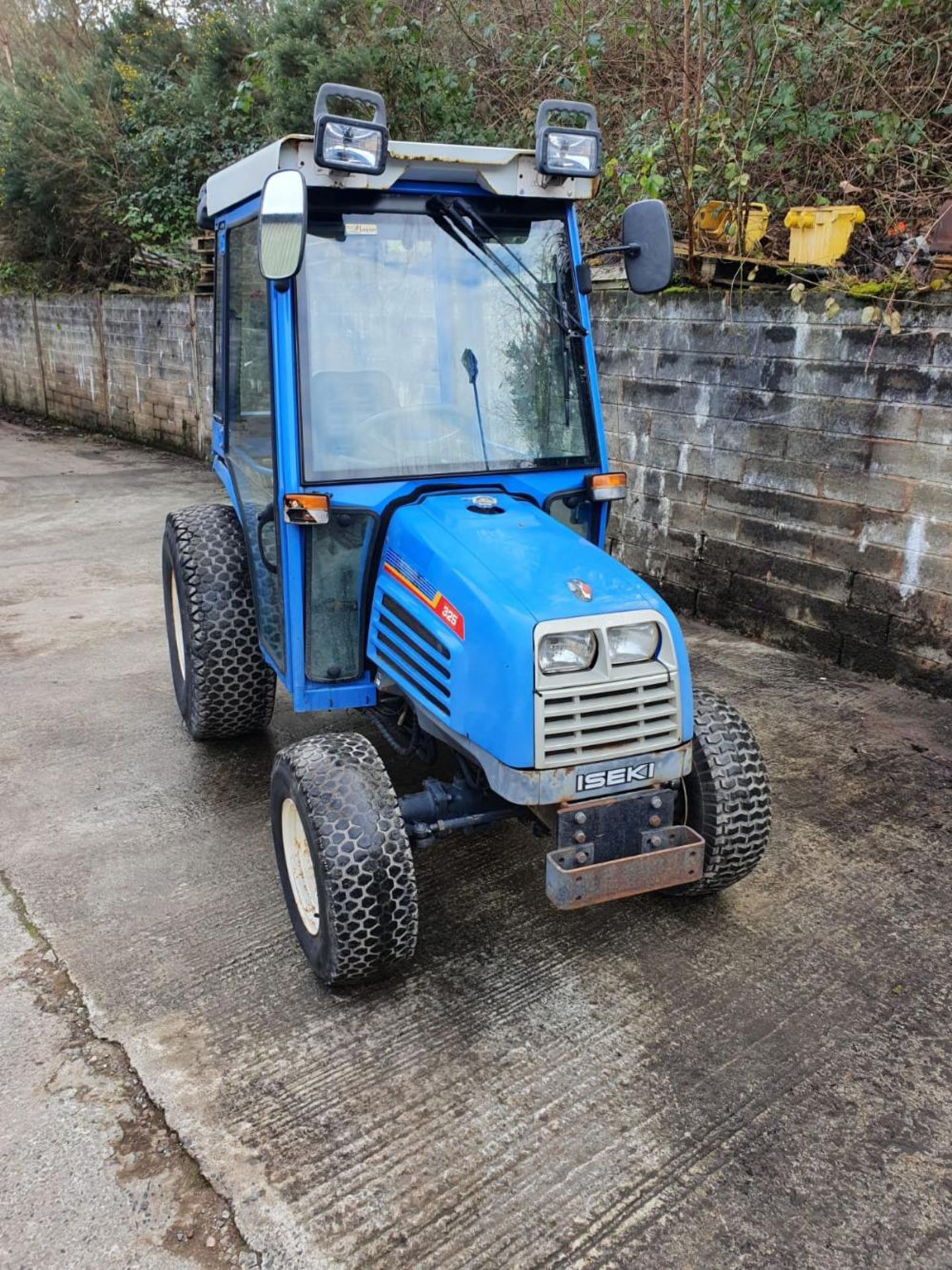 ISEKI 325 CABBED COMPACT TRACTOR 1602HRS SRD - Image 4 of 7