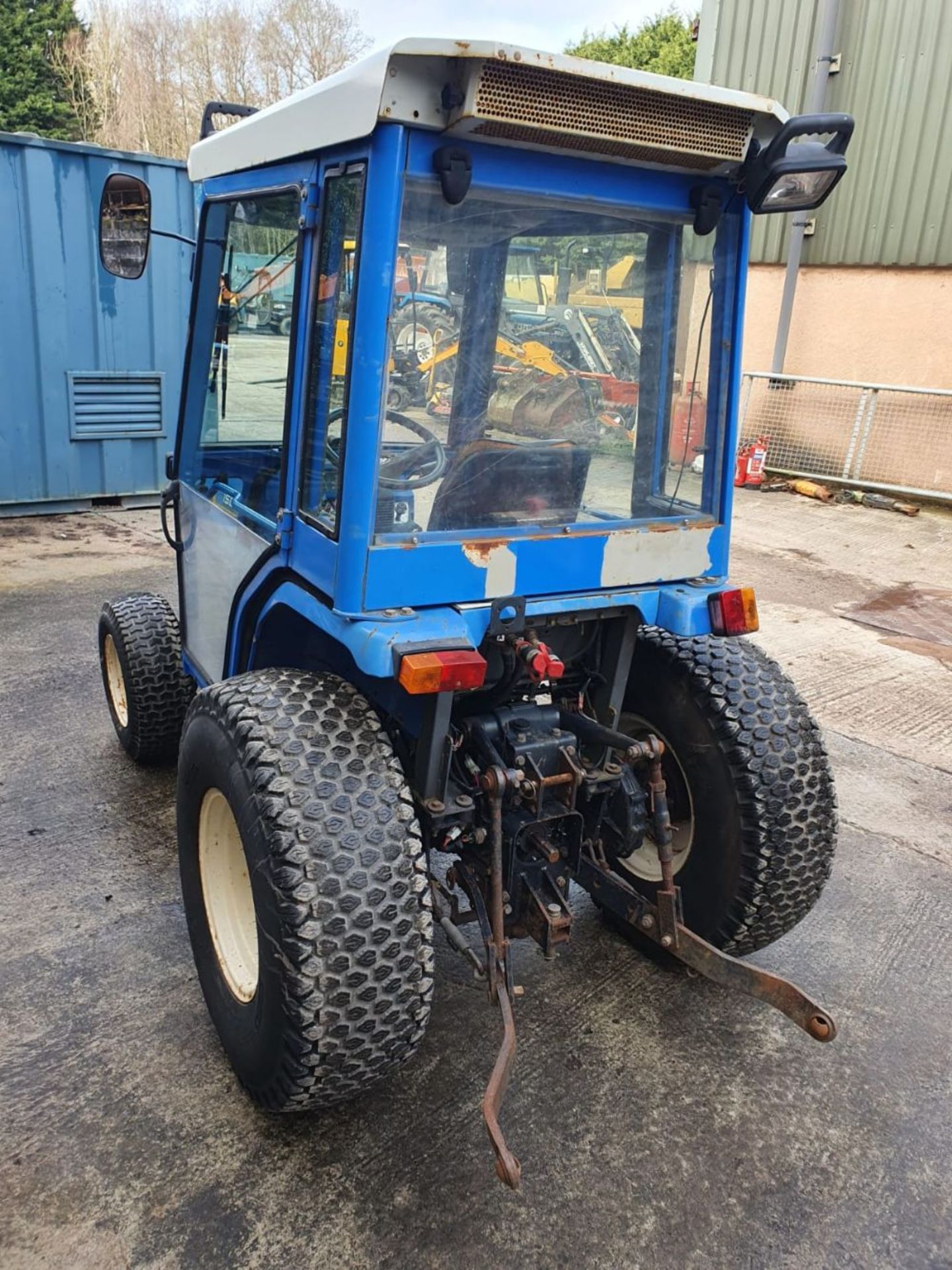 ISEKI 325 CABBED COMPACT TRACTOR 1602HRS SRD - Image 2 of 7