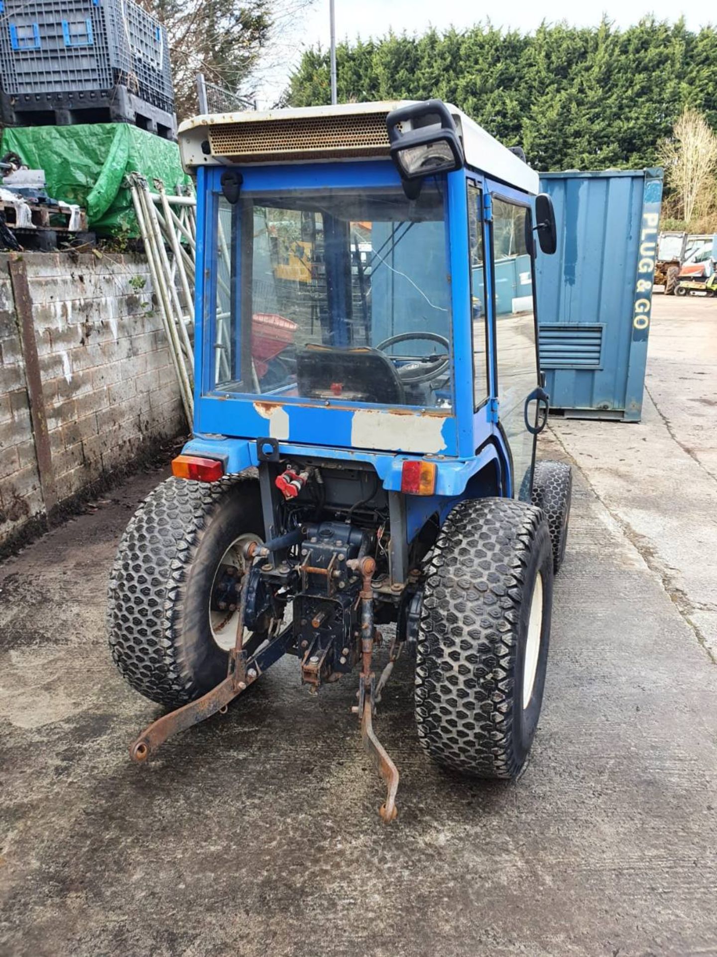 ISEKI 325 CABBED COMPACT TRACTOR 1602HRS SRD - Image 5 of 7