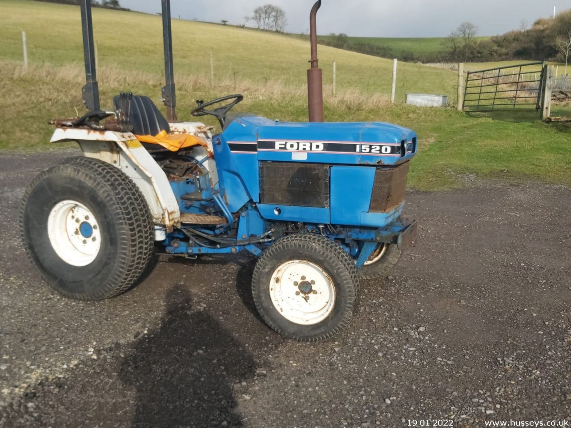 FORD 1520 COMPACT TRACTOR - Image 2 of 5