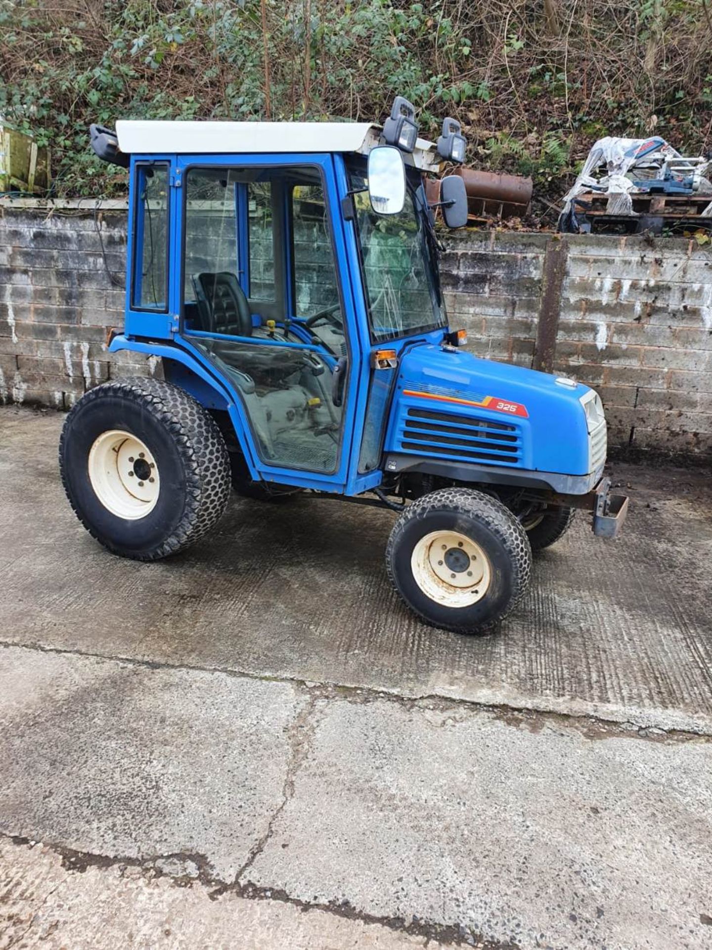 ISEKI 325 CABBED COMPACT TRACTOR 1602HRS SRD - Image 3 of 7