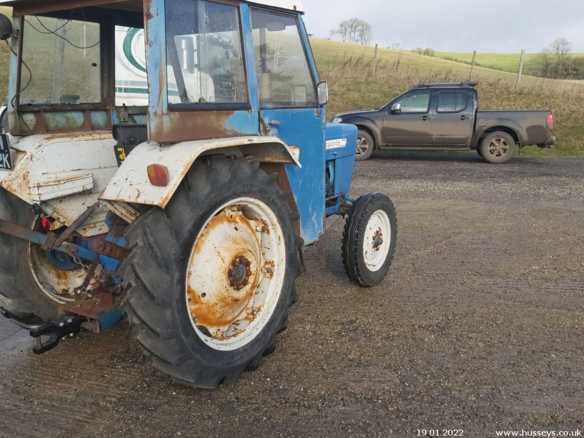 FORD 3000 CABBED 2WD TRACTOR - Image 3 of 5