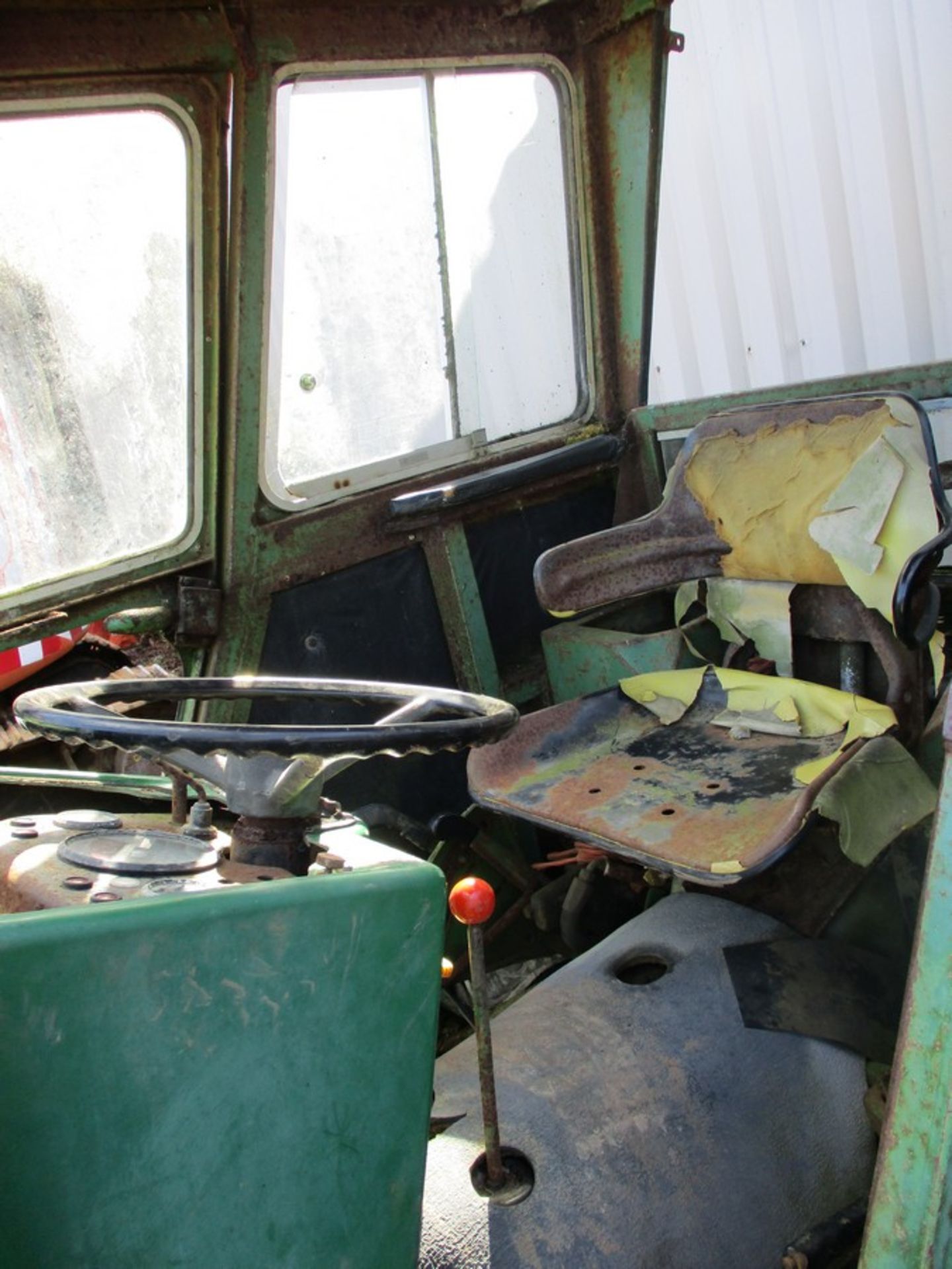 JOHN DEERE 2030 2WD TRACTOR C.W LOADER & GRAB (STARTER NEEDS SHORTING TO START) - Image 6 of 7