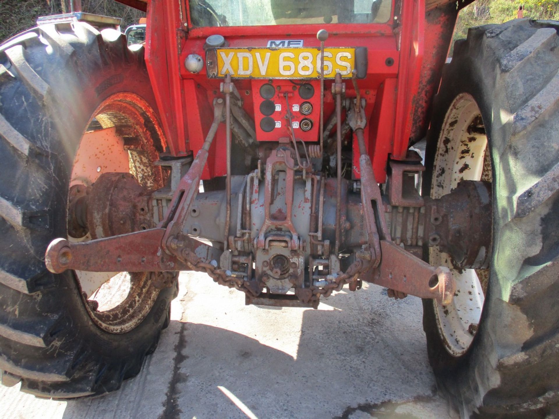 MASSEY FERGUSON 590 2WD TRACTOR 8400HRS - Image 5 of 9