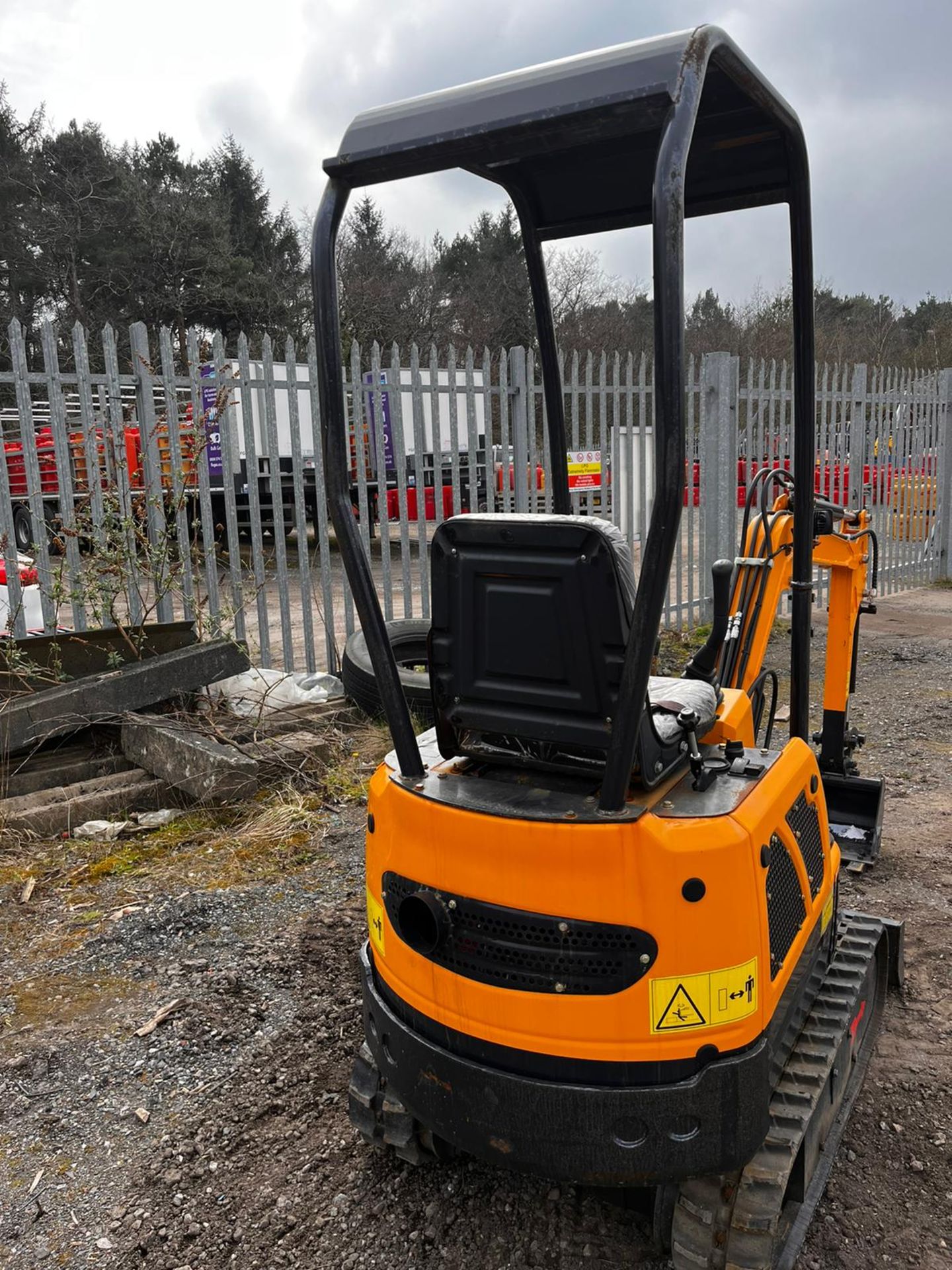 LM10 1 TON DIGGER RTD (SHOP SOILED) - Image 3 of 4