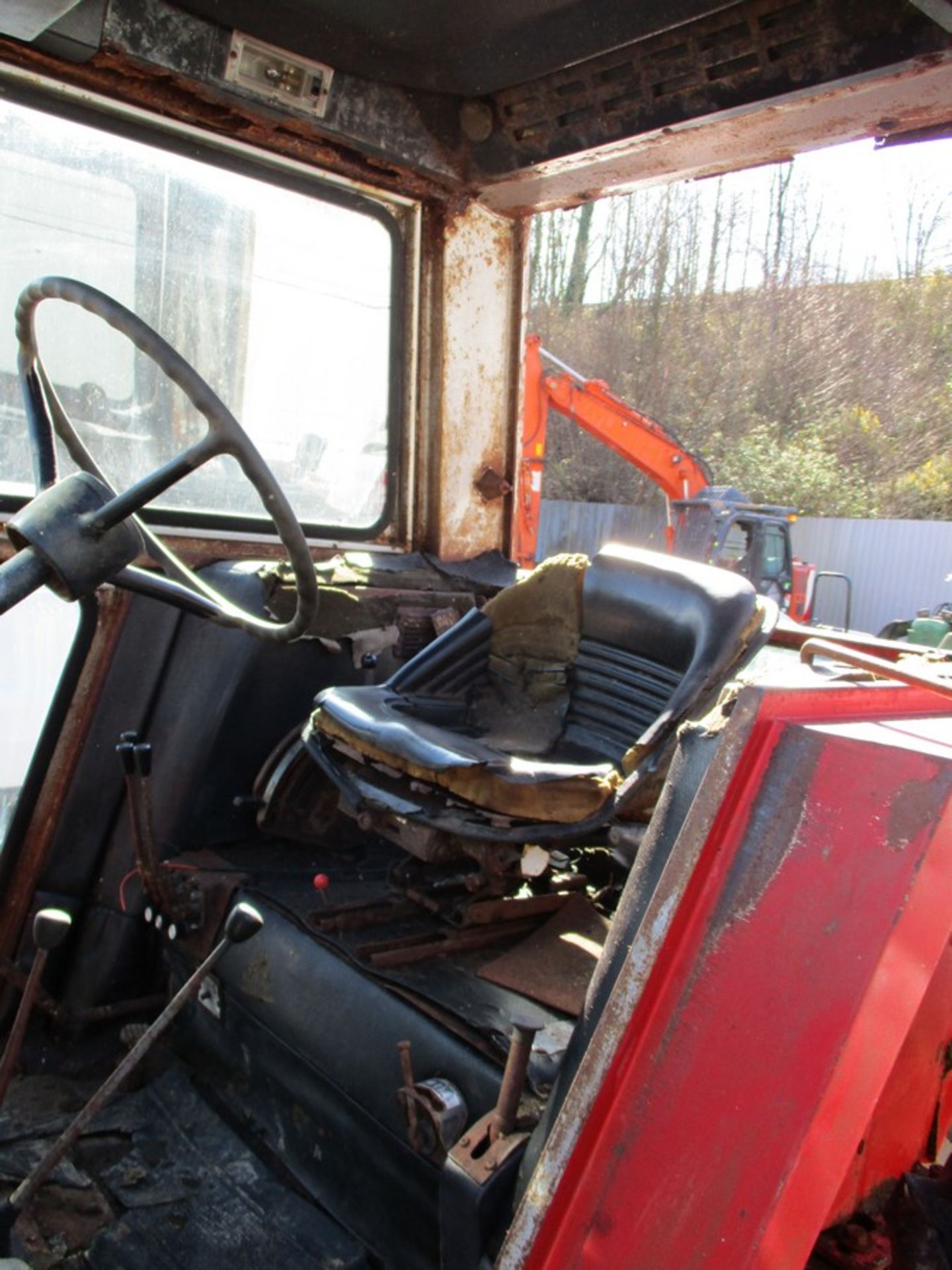 MASSEY FERGUSON 590 2WD TRACTOR 8400HRS - Image 9 of 9