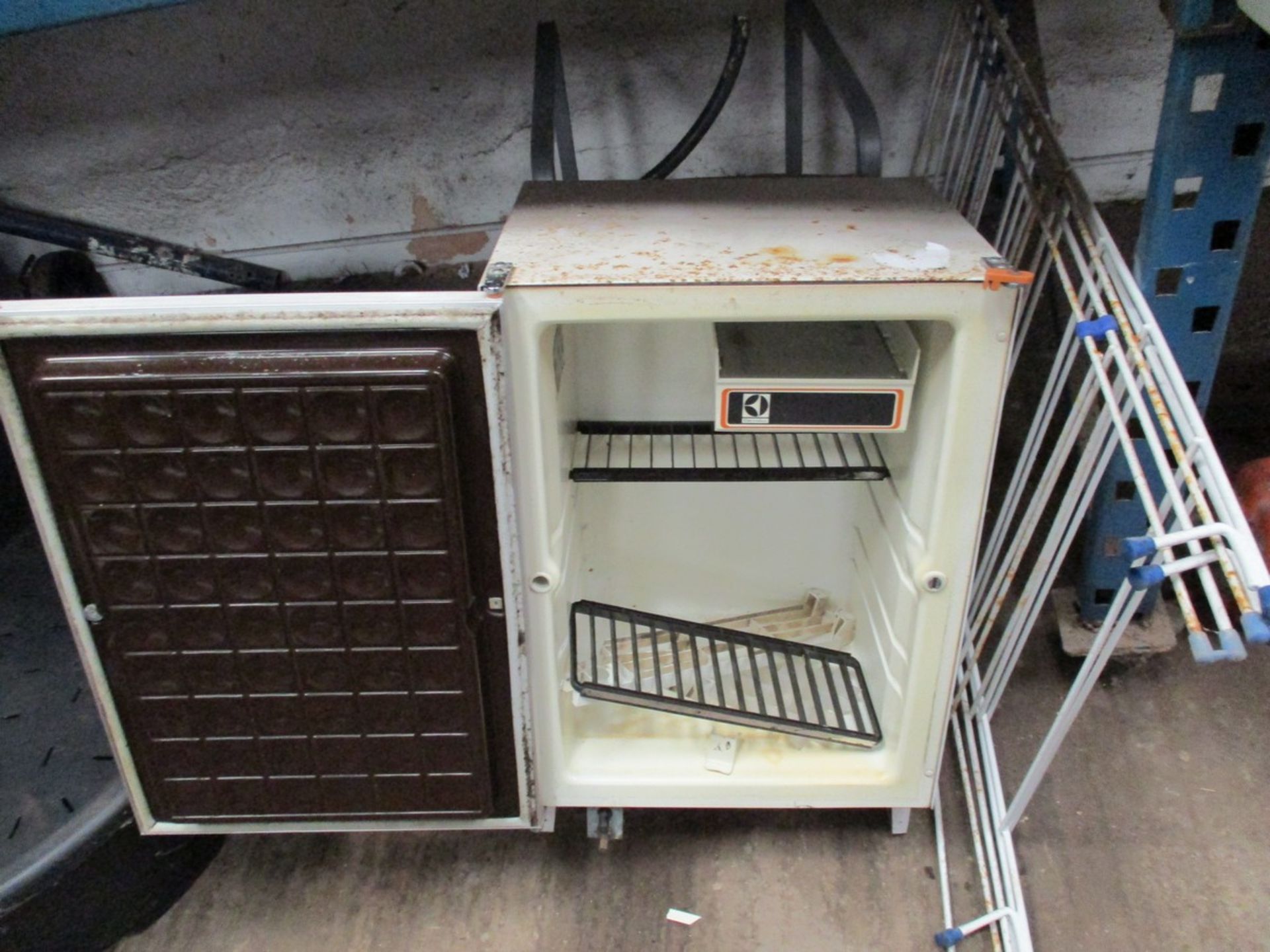 RETRO GAS CARAVAN FRIDGE & ACCOUTREMENTS (BUYER TAKES ALL) - Image 3 of 3