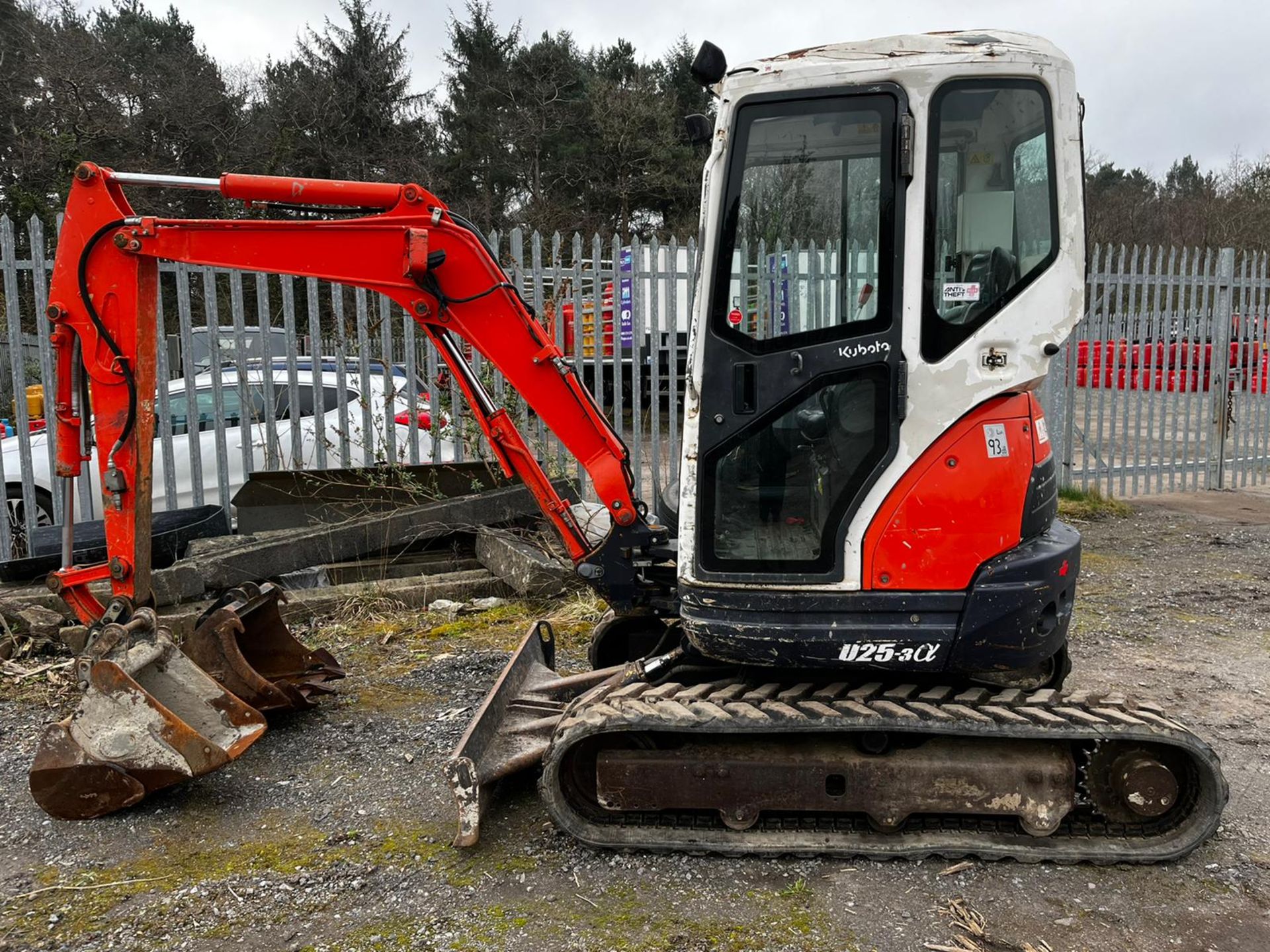 KUBOTA U25 DIGGER 2011 C.W QUICK HITCH & 3 BUCKETS 4290HRS - Image 6 of 9