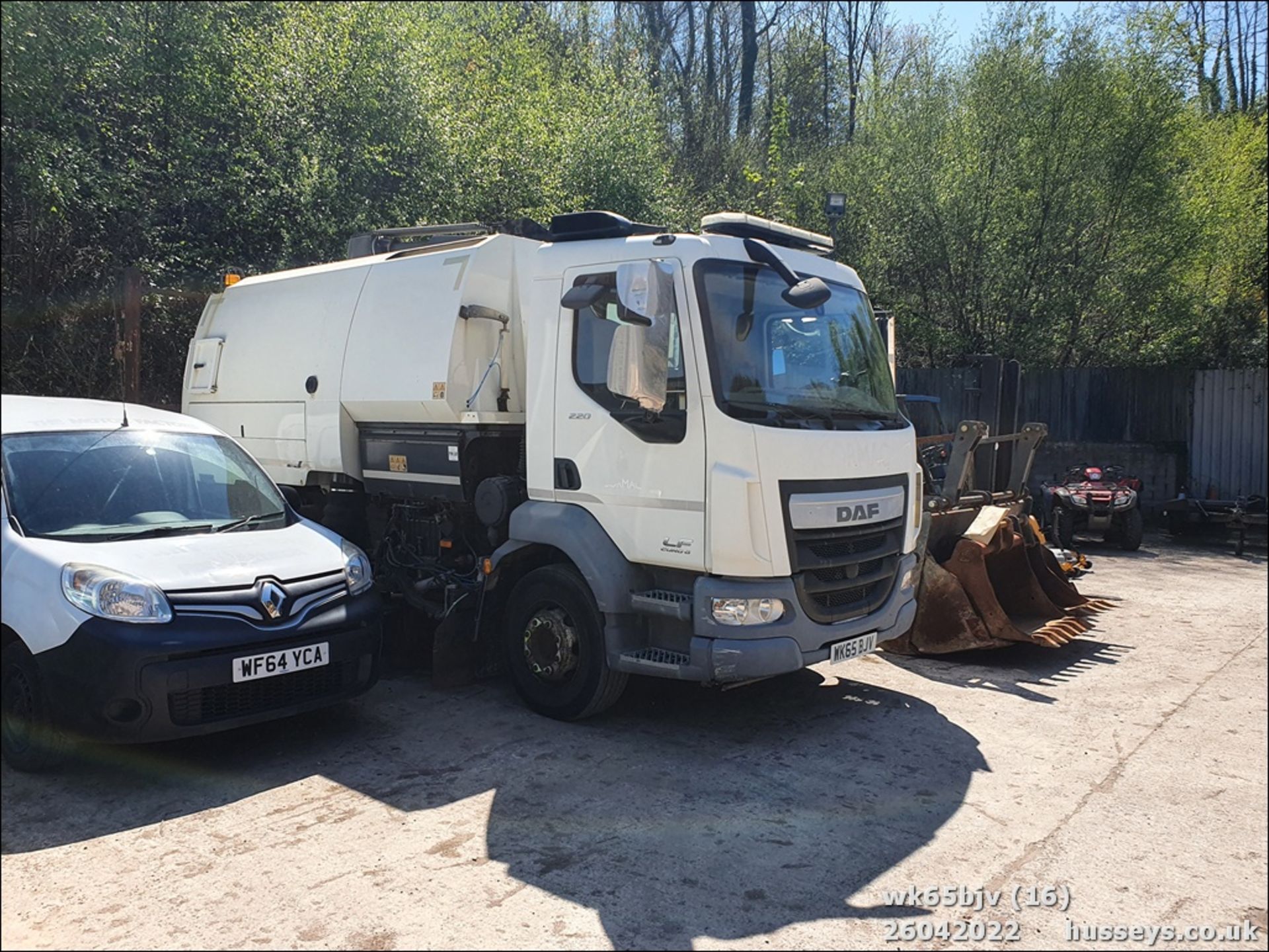 16/65 DAF TRUCKS LF 220FA SWEEPER - 6700cc 2dr (White, 100k) - Image 18 of 22