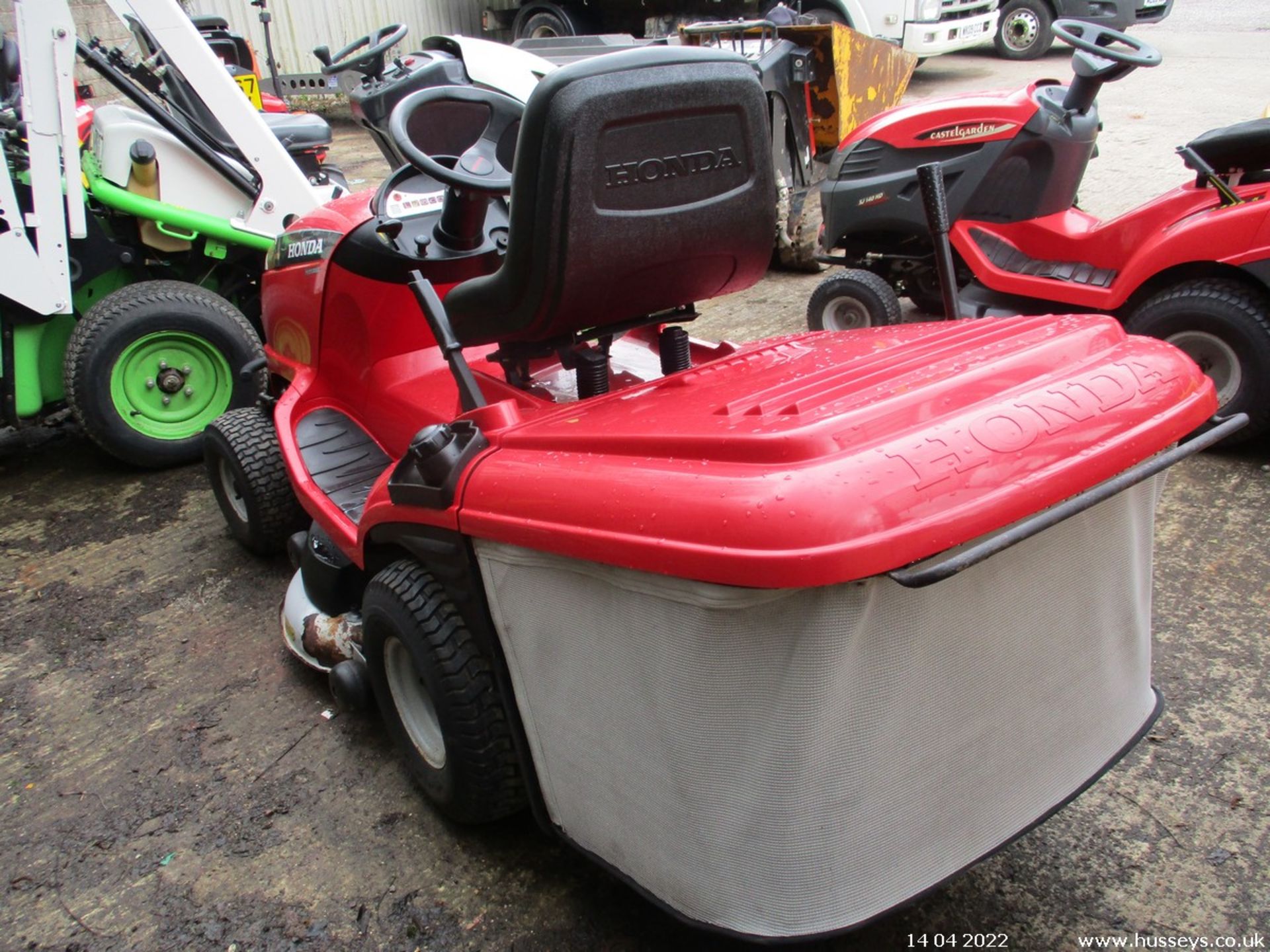 HONDA 2417 RIDE ON MOWER - Image 3 of 5