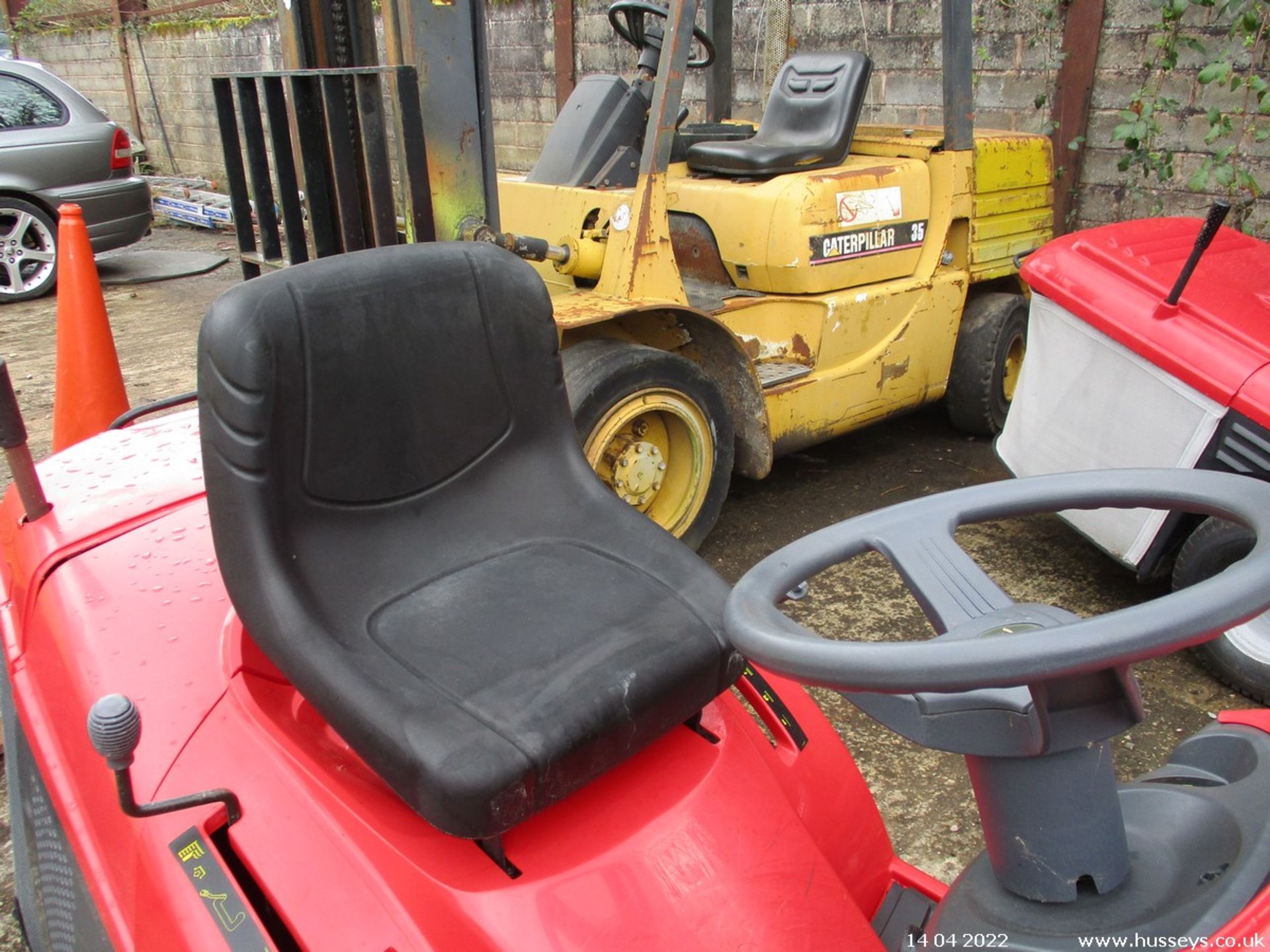 CASTLE GARDEN RIDE ON MOWER - Image 5 of 5