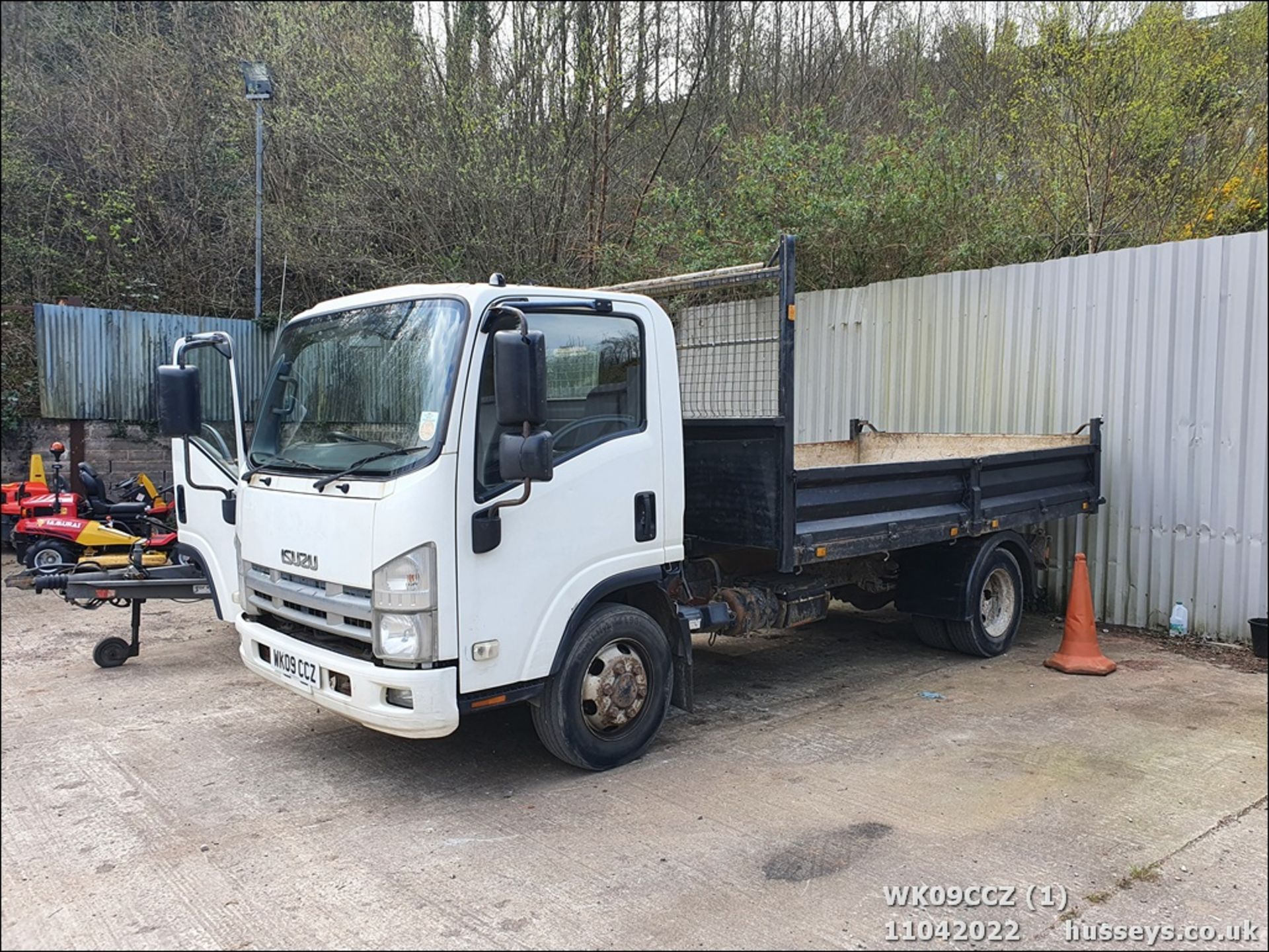 09/09 ISUZU TRUCKS NQR 70 - 5193cc 2dr Tipper (White, 205k) - Image 2 of 18