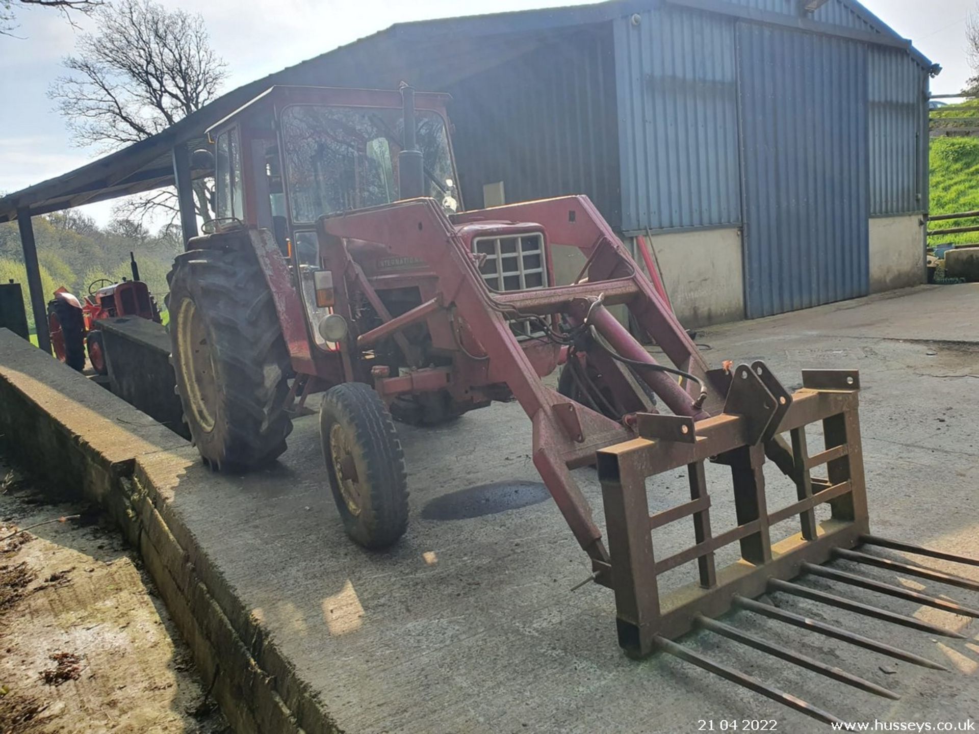 INTERNATIONAL 674 TRACTOR C.W LOADER - Image 8 of 10