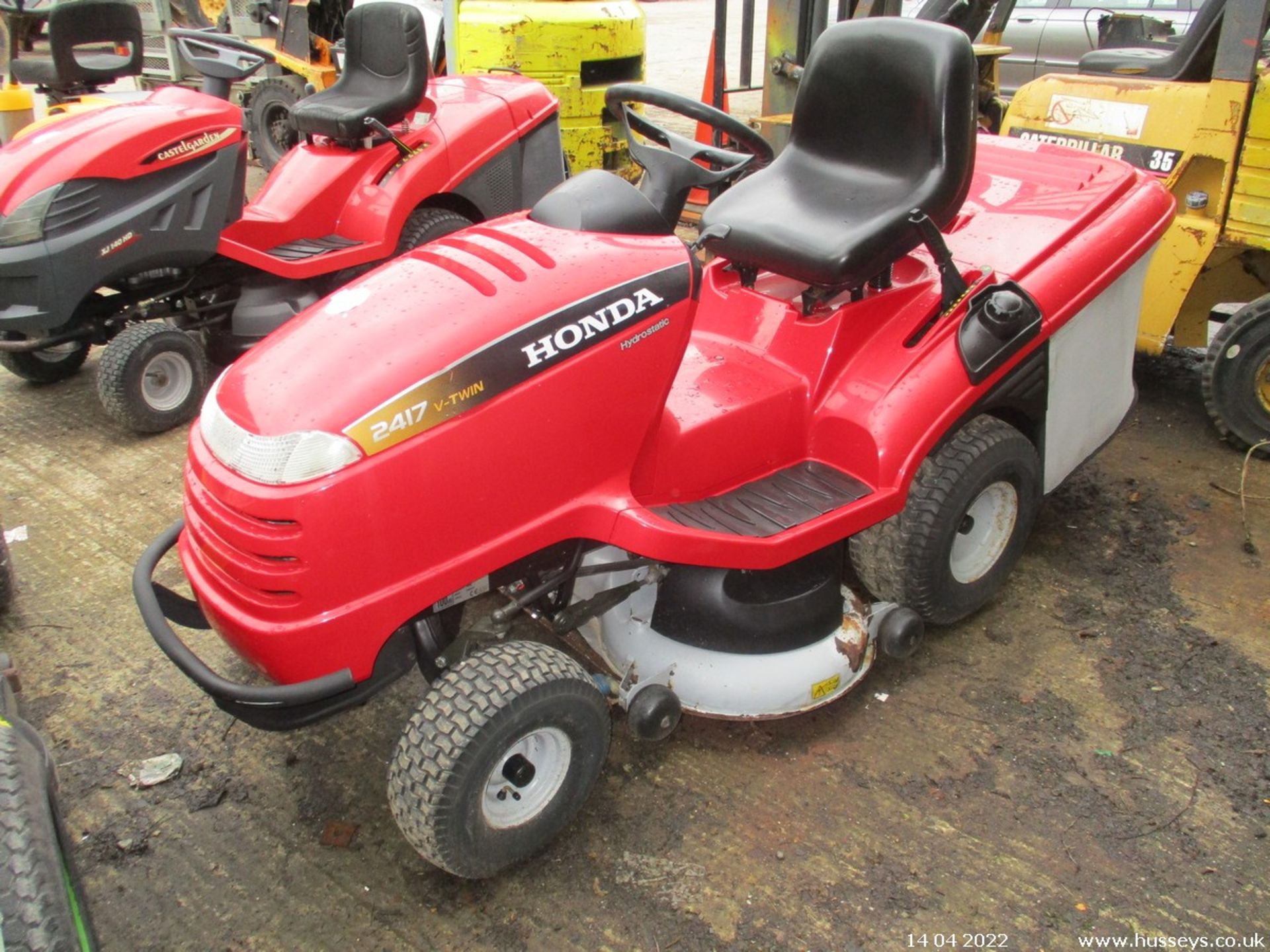 HONDA 2417 RIDE ON MOWER - Image 4 of 5