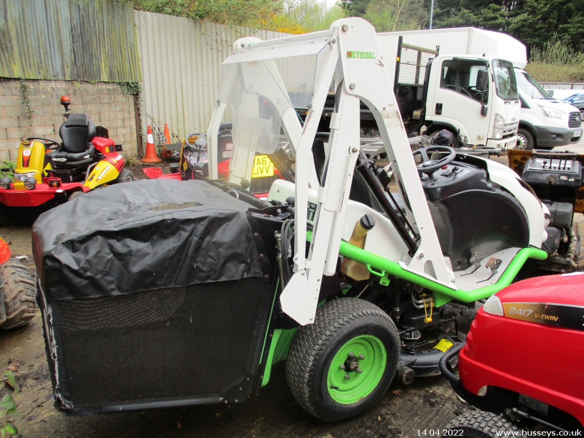 ETESIA DIESEL RIDE ON MOWER C.W HI TIP COLLECTOR 2008 - Image 4 of 6