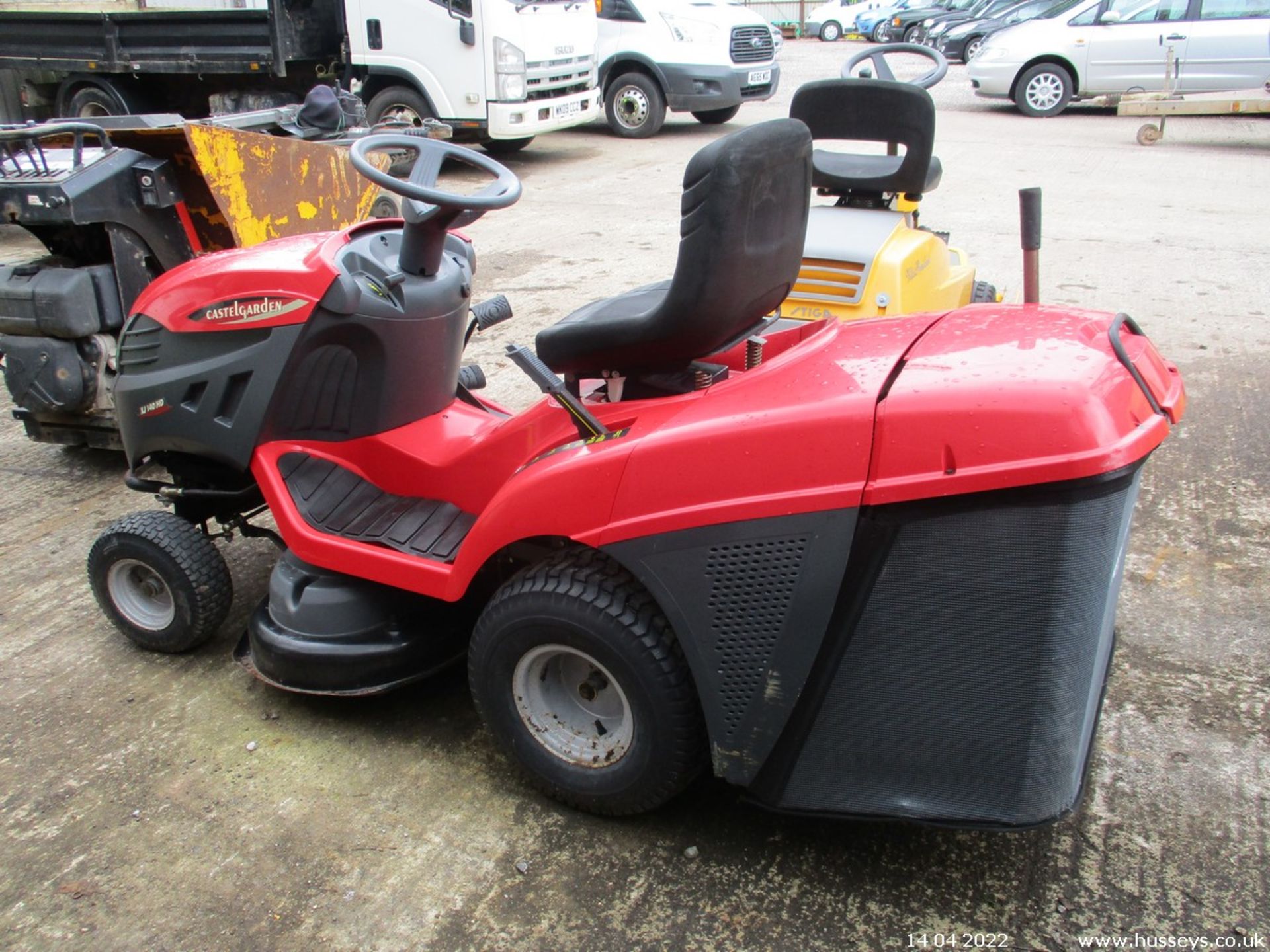 CASTLE GARDEN RIDE ON MOWER - Image 2 of 5