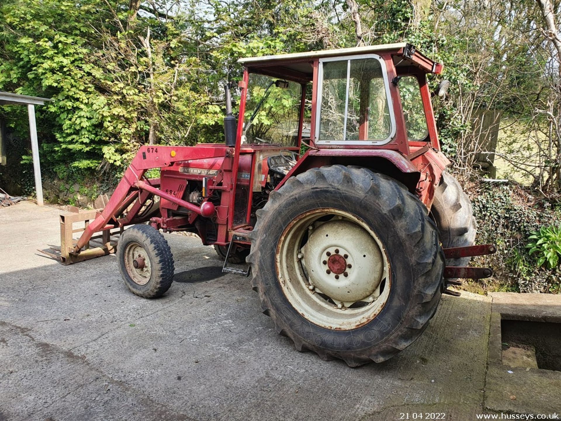 INTERNATIONAL 674 TRACTOR C.W LOADER - Image 3 of 10