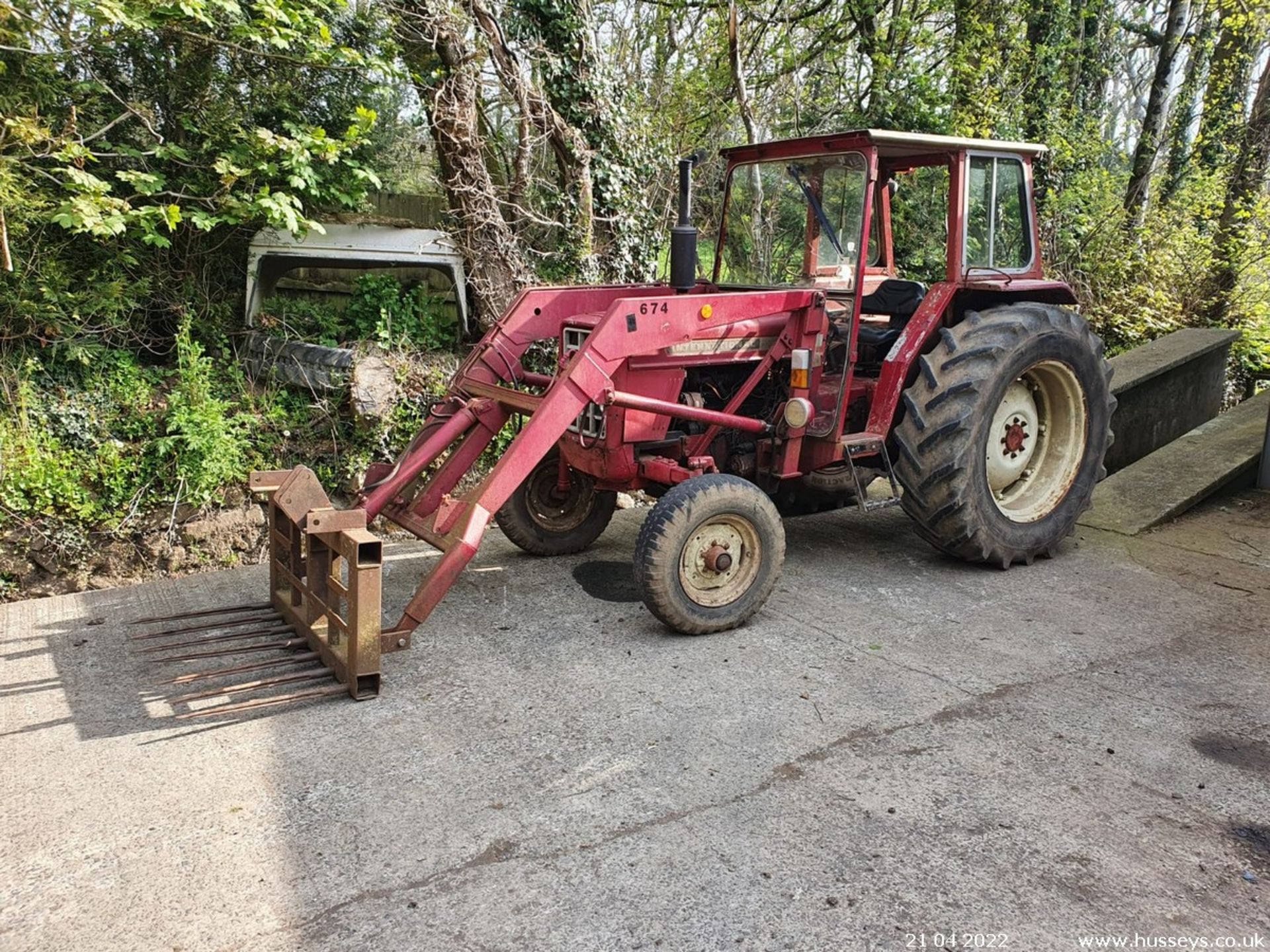 INTERNATIONAL 674 TRACTOR C.W LOADER