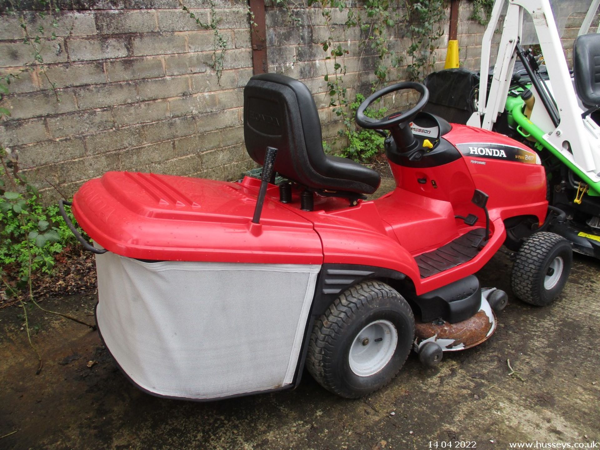 HONDA 2417 RIDE ON MOWER - Image 2 of 5