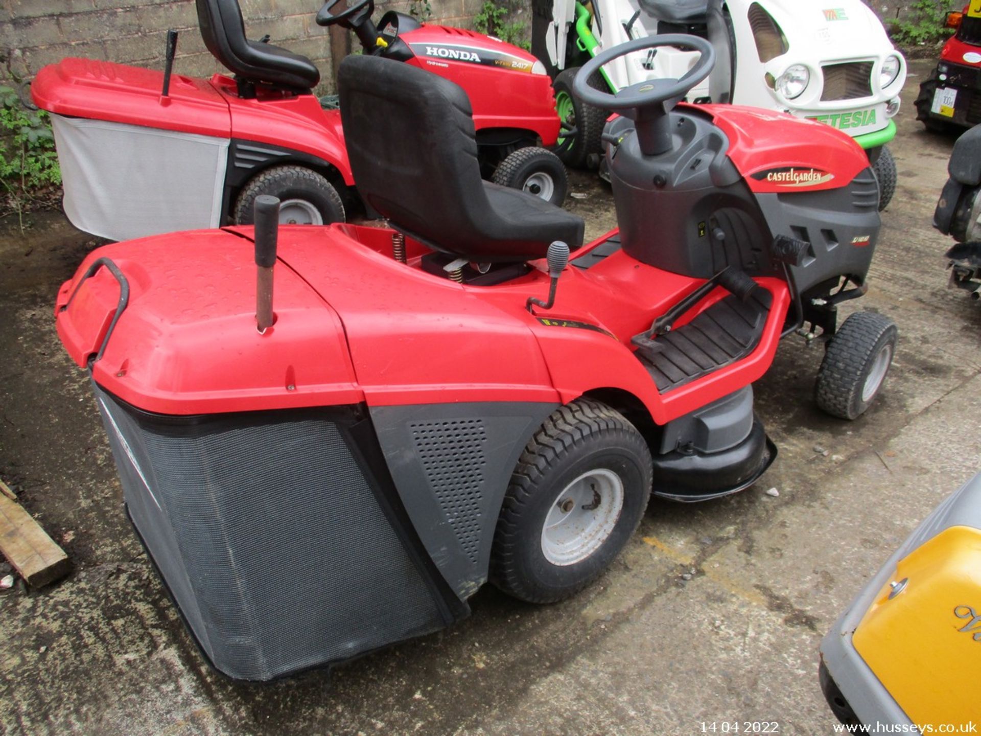 CASTLE GARDEN RIDE ON MOWER - Image 3 of 5