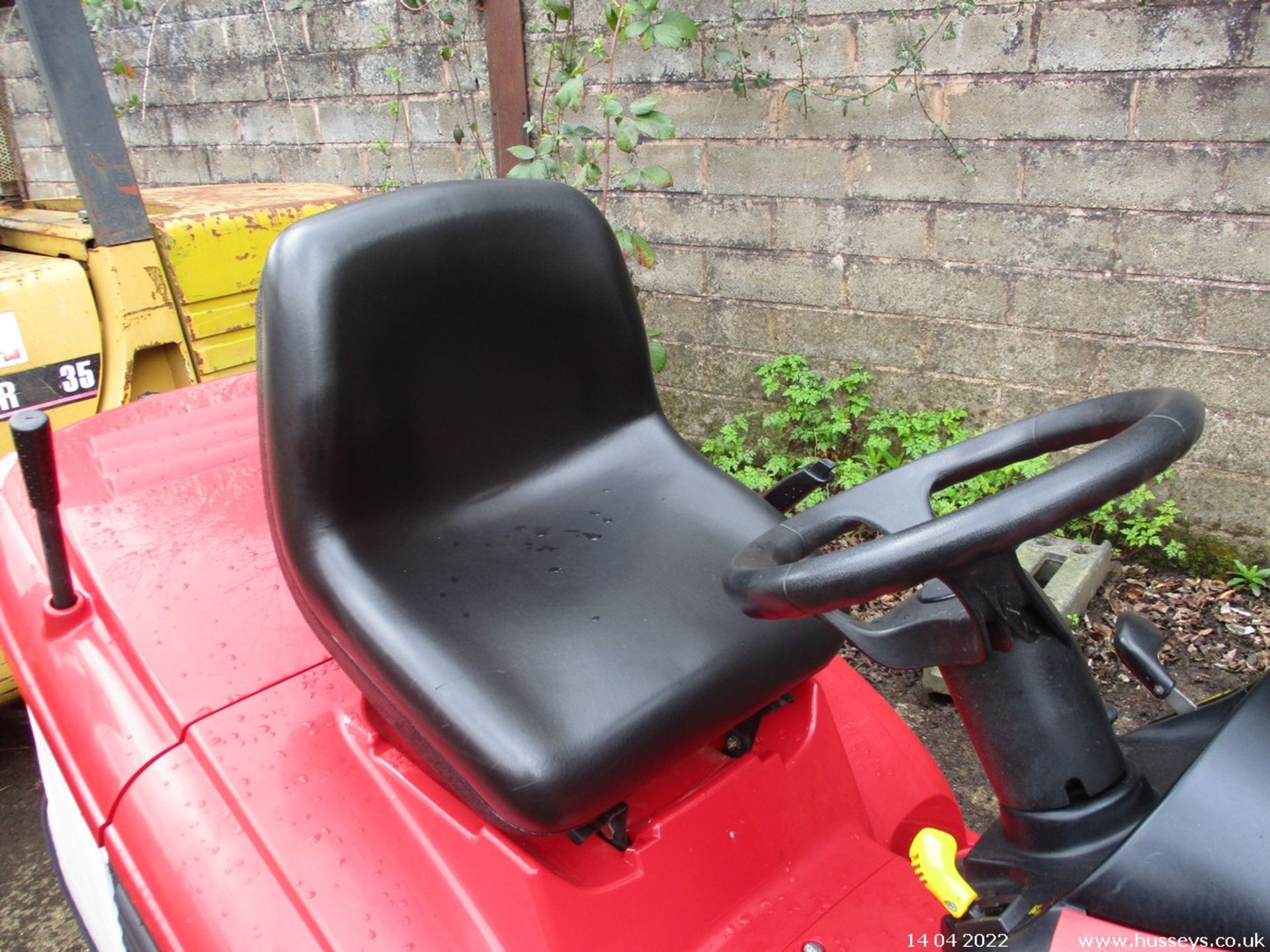 HONDA 2417 RIDE ON MOWER - Image 5 of 5