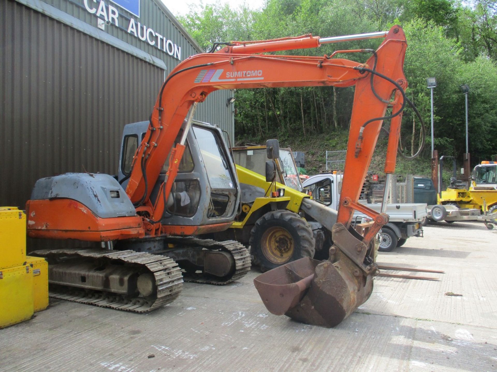 SUMITOMO 7 TON EXCAVATOR C.W 2 BUCKETS SHOWING 5635HRS - Image 2 of 11