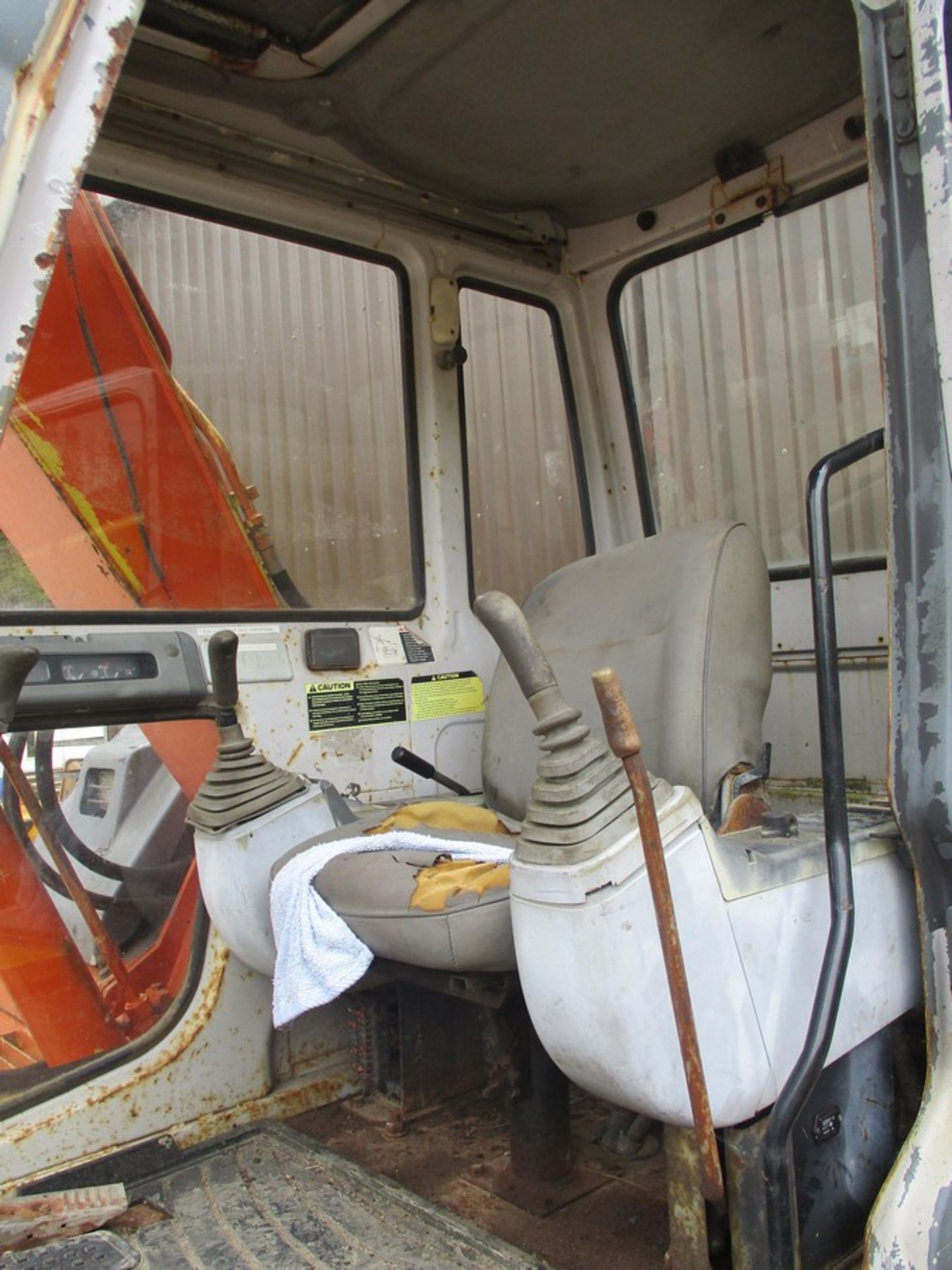 SUMITOMO 7 TON EXCAVATOR C.W 2 BUCKETS SHOWING 5635HRS - Image 9 of 11