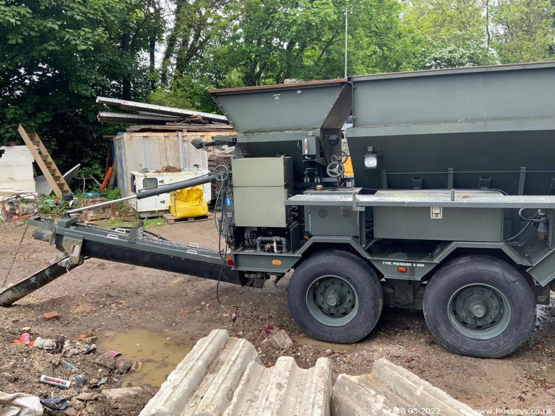 ENTWHISTLE MOBILE VOLUMETRIC CONCRETE PLANT 2001 EX ARMY SHOWING 130HRS ON SUPER SINGLES NATO HITCH - Image 4 of 14