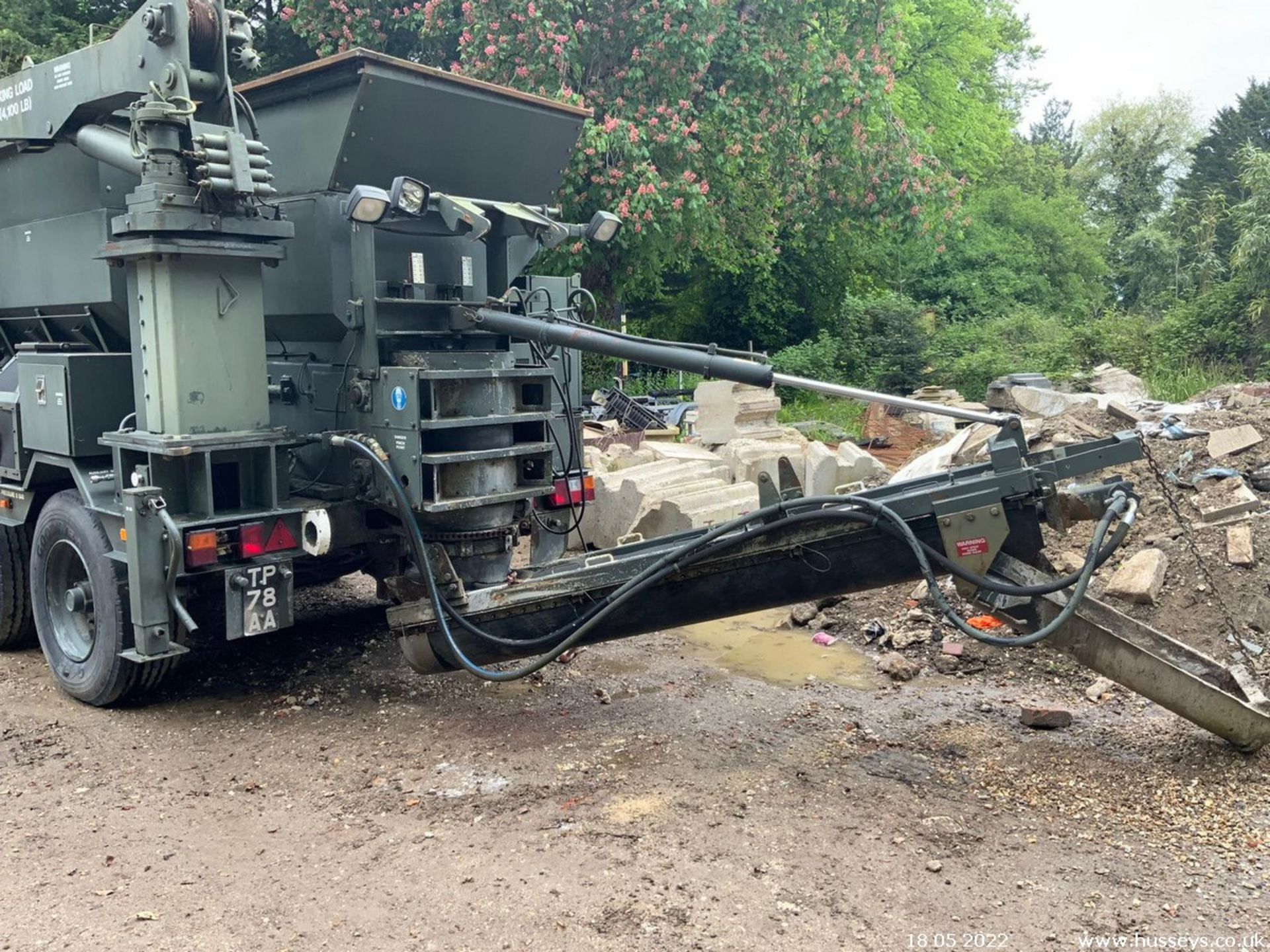 ENTWHISTLE MOBILE VOLUMETRIC CONCRETE PLANT 2001 EX ARMY SHOWING 130HRS ON SUPER SINGLES NATO HITCH - Image 5 of 14