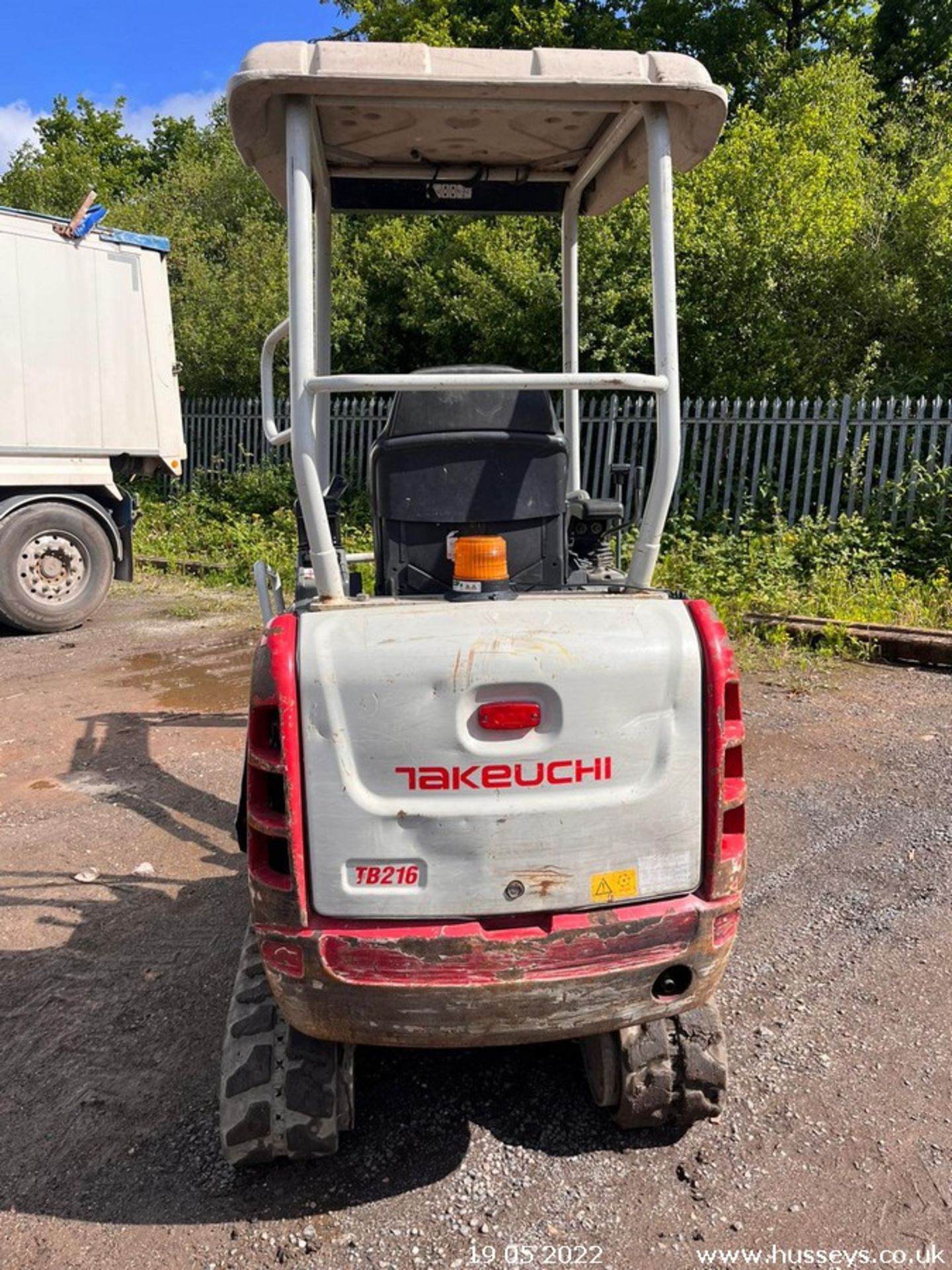 TAKEUCHI TB216 MINIDIGGER 2015 C.W 2 BUCKETS QUICK HITCH 3392HRS EXPANDING TRACKS 2 SPEED TRACKING - Image 4 of 7