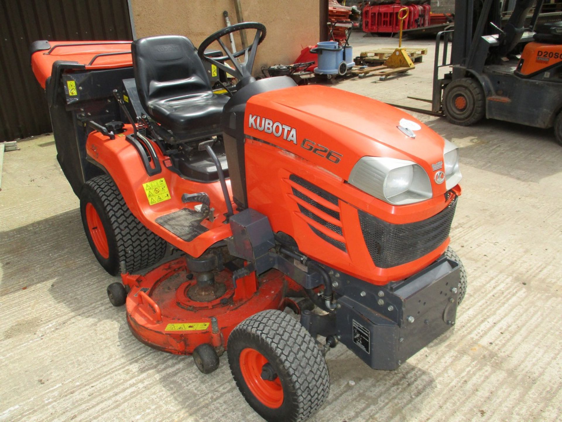 KUBOTA G26 DIESEL RIDE ON MOWER. 639HRS SHOWING. C.W V5