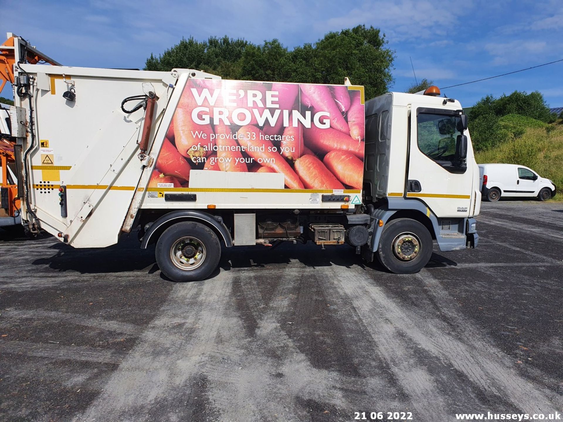 12/12 DAF TRUCKS LF REFUSE VEHICLE - 6692cc 2dr (White) - Image 5 of 24