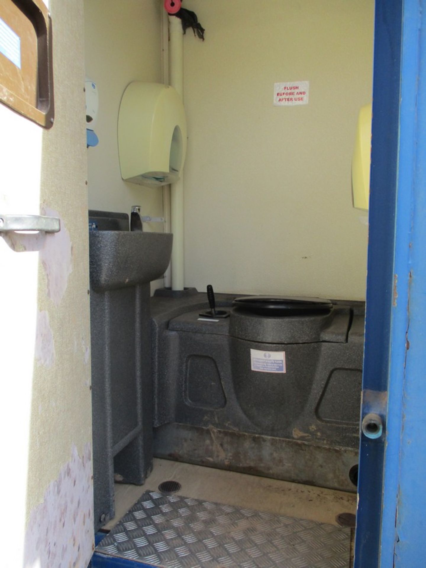 GROUNDHOG GP360 WELFARE UNIT C.W DIESEL GENNY, KITCHEN RESTROOM & W.C. RMP. LIFT & LOWER - Image 9 of 9