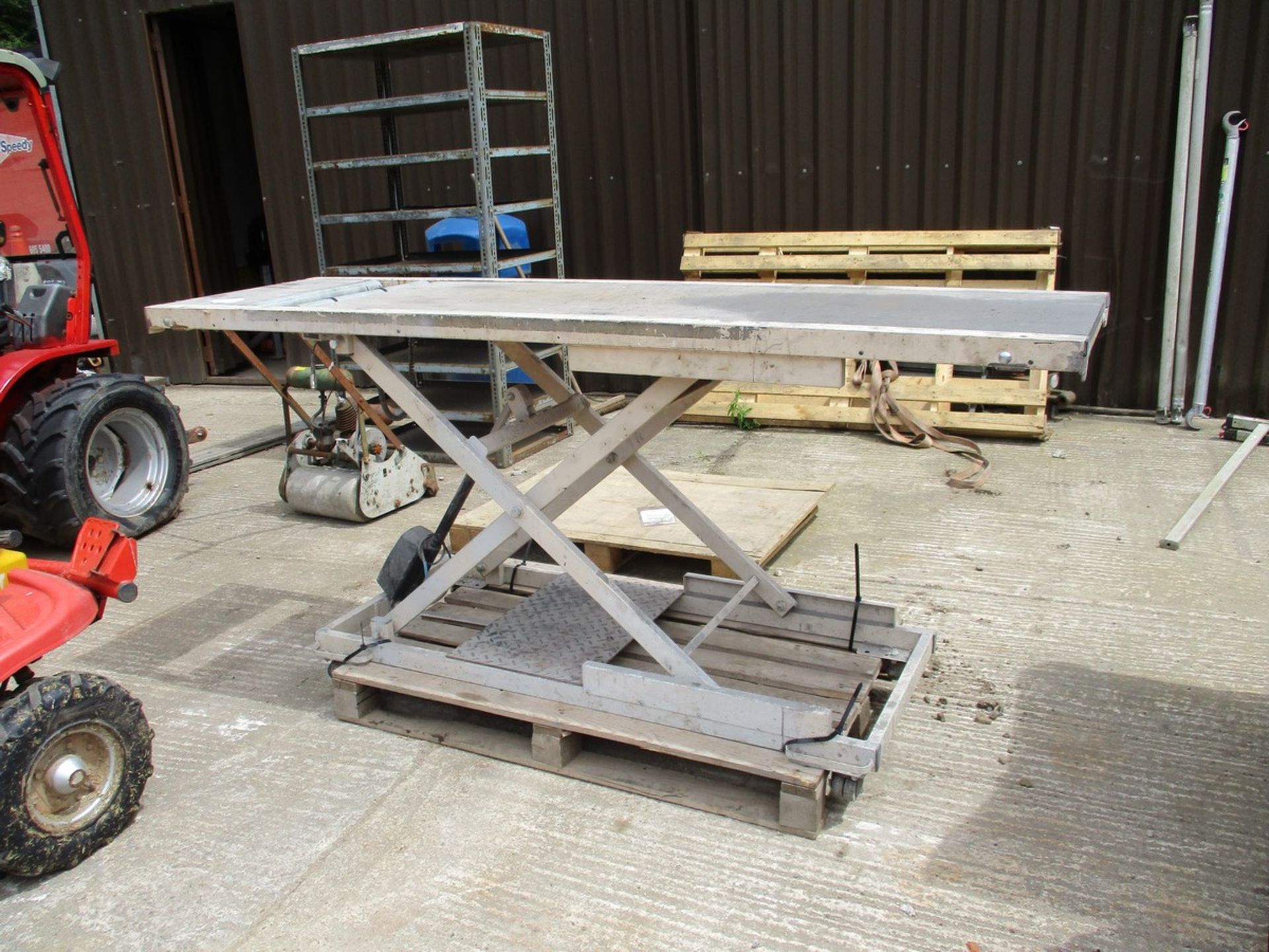 HYDRAULIC LIFTING WORKBENCH