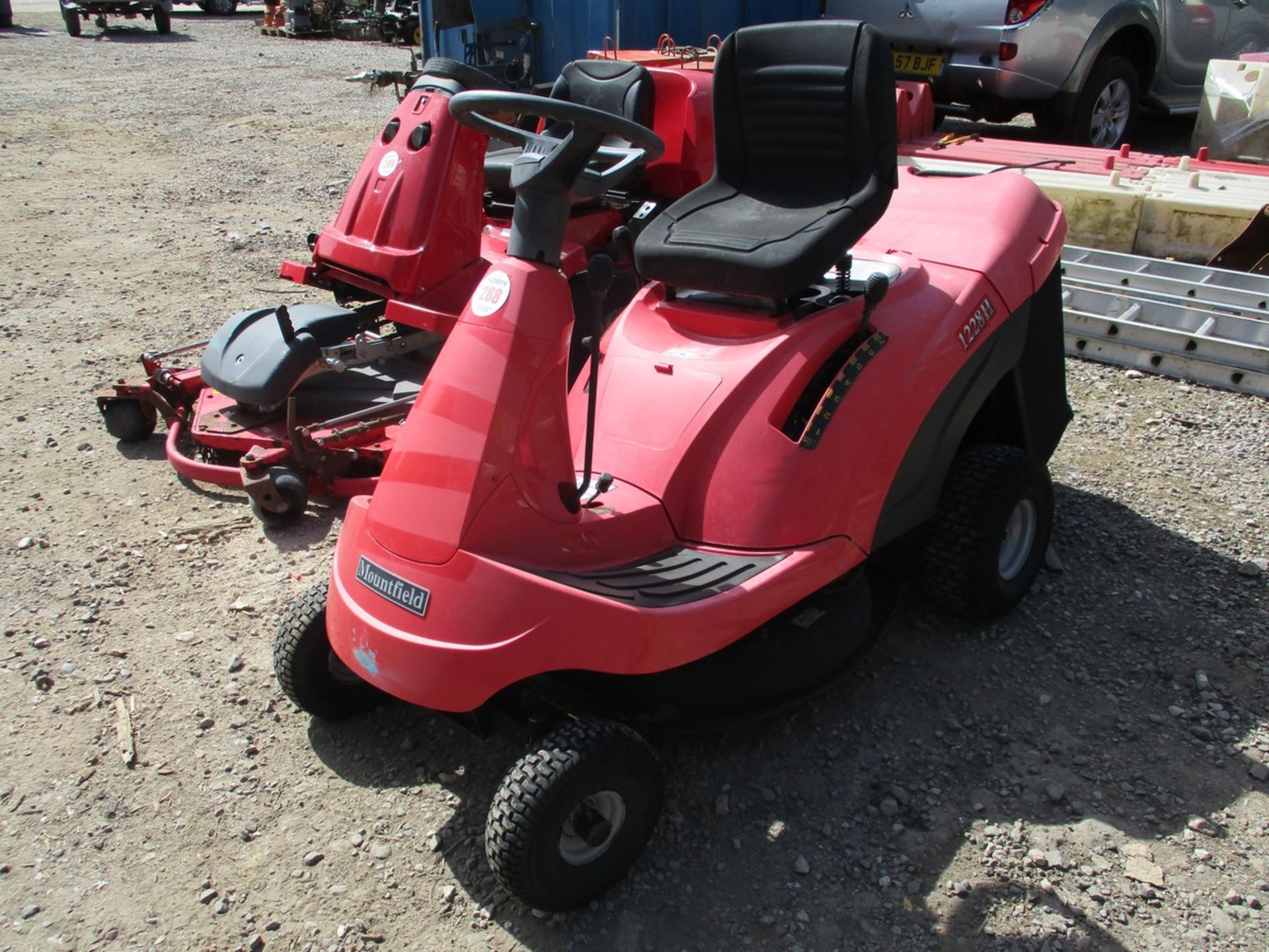 MOUNTFIELD RIDE ON MOWER - Image 2 of 5