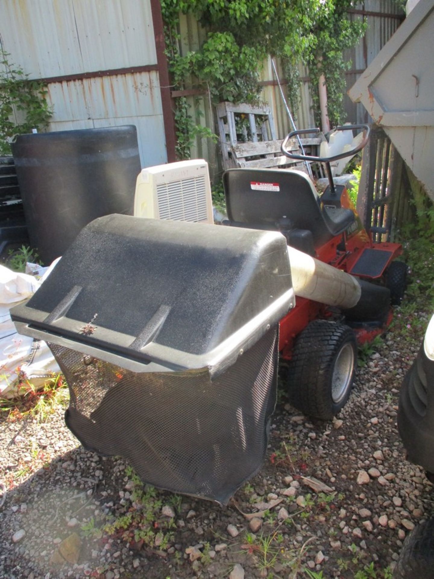 TORO WHEEL HORSE RIDE ON MOWER - Image 4 of 5